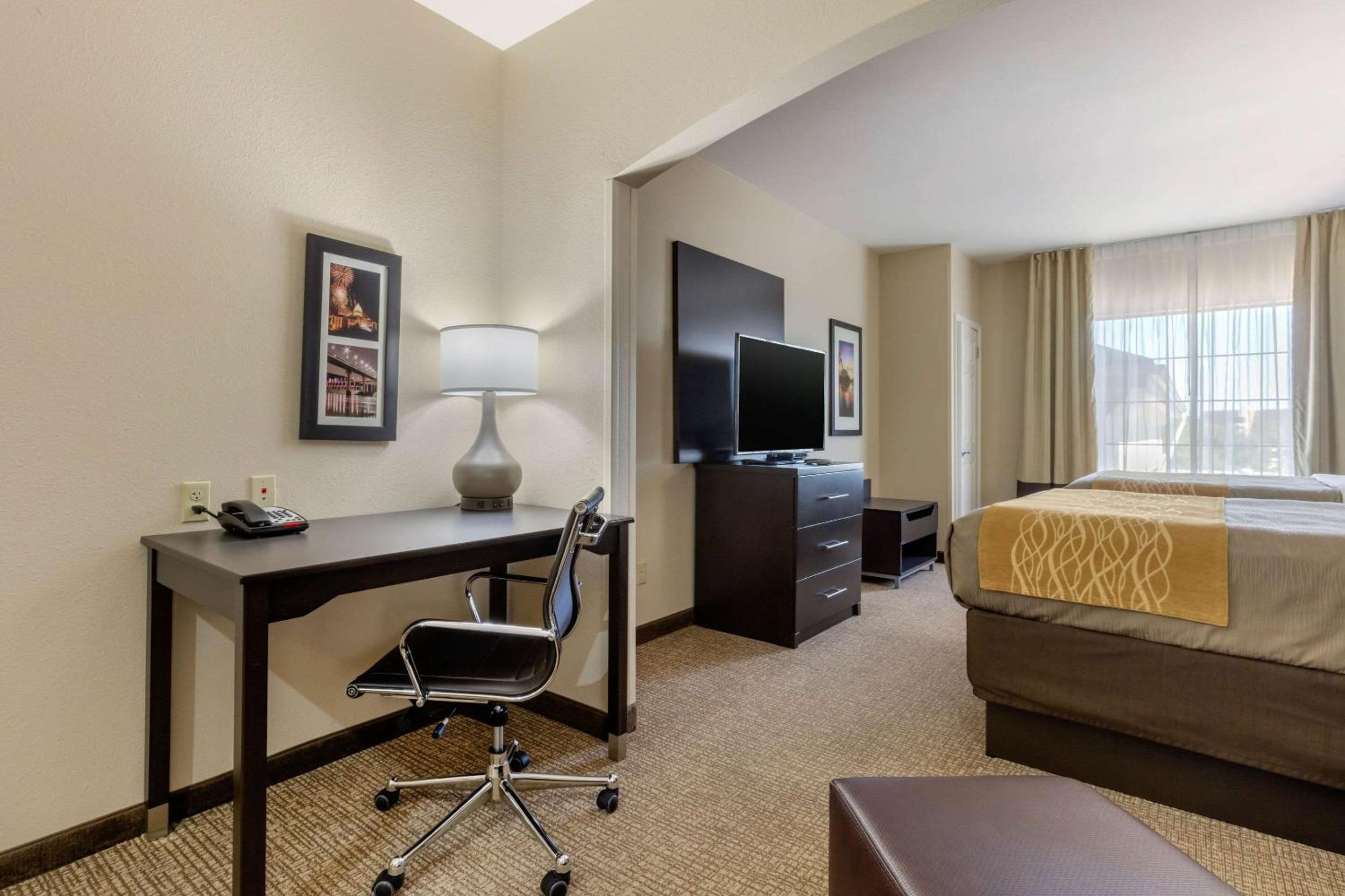 Queen Suite with Two Queen Beds and Sofa bed - Non Smoking/Interior Hall - Photo 2