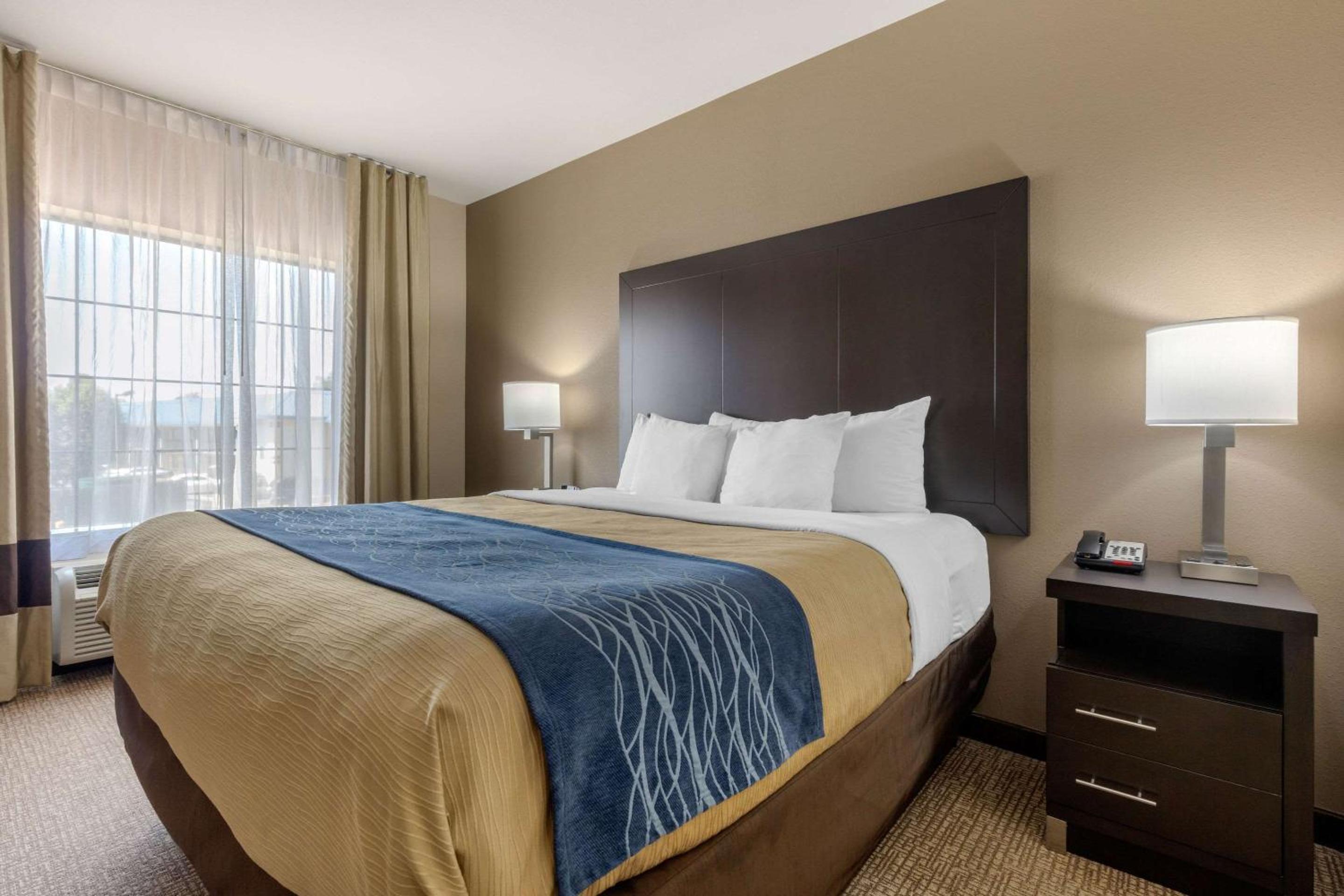 King Suite with Sofa bed - Non Smoking/Interior Hall - Photo 3