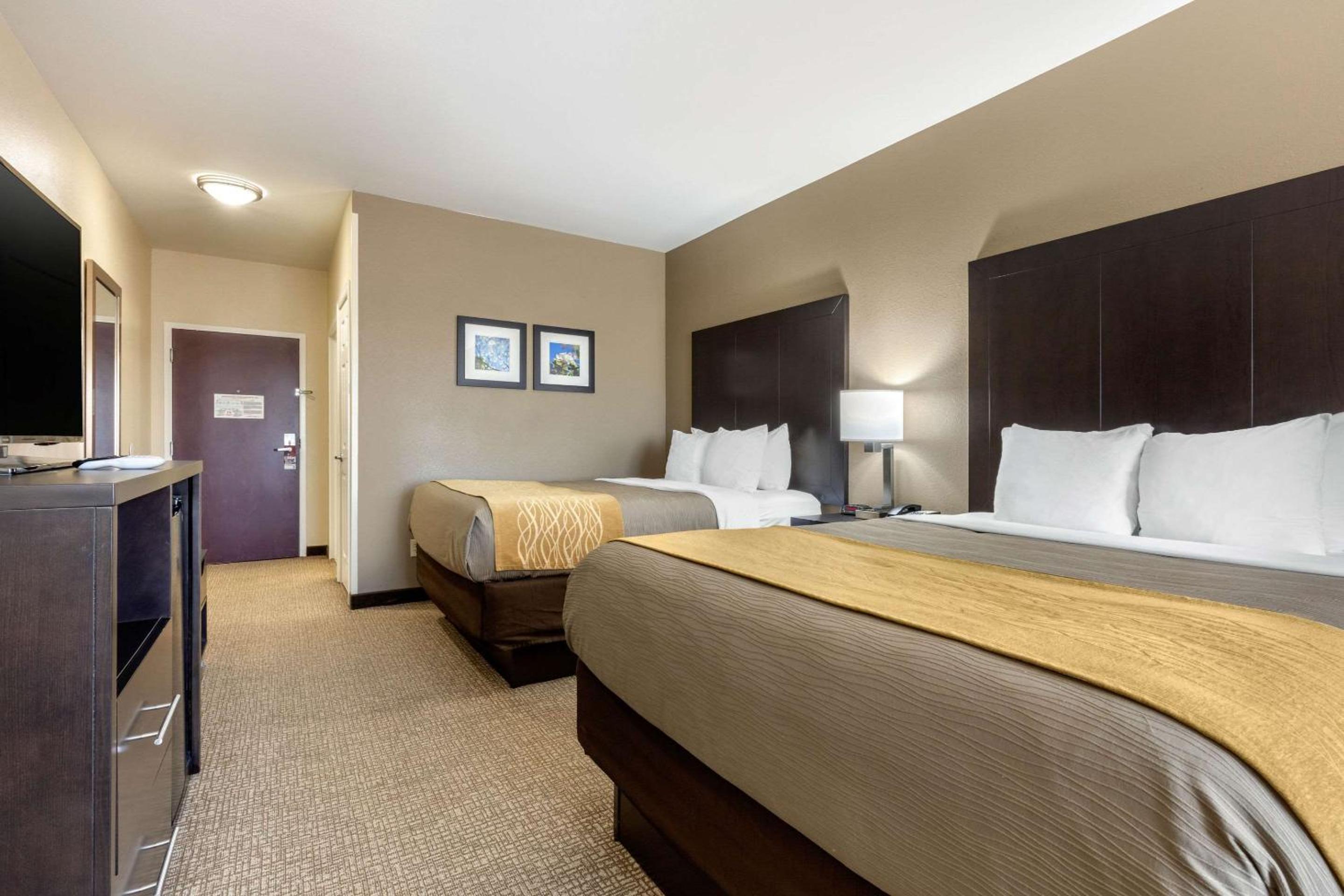 Queen Room with Two Queen Beds - Non-Smoking - Photo 2
