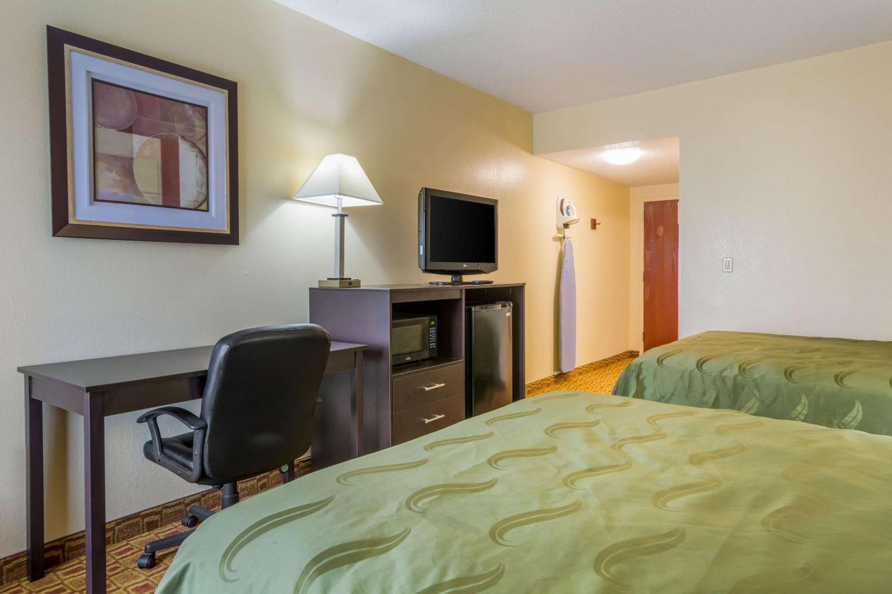 Queen Room with Two Queen Beds - Non-Smoking - Photo 5
