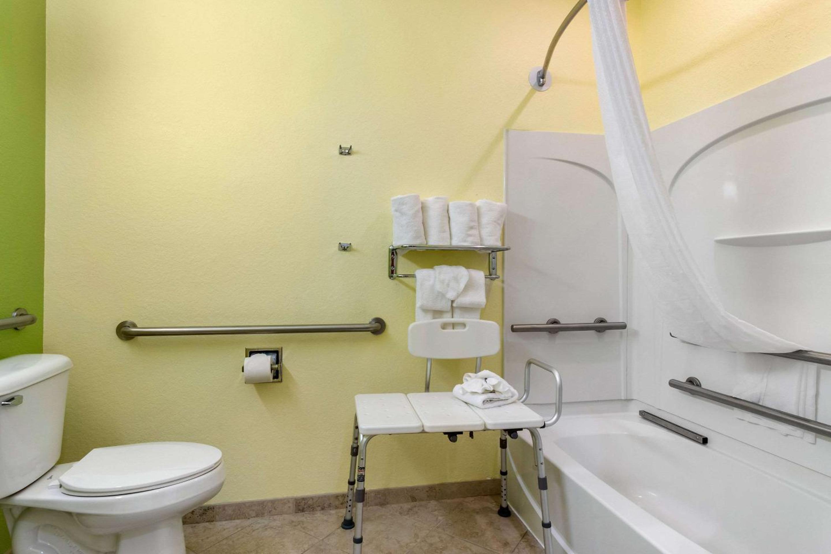 Queen Room - Accessible/Non-Smoking - Photo 4