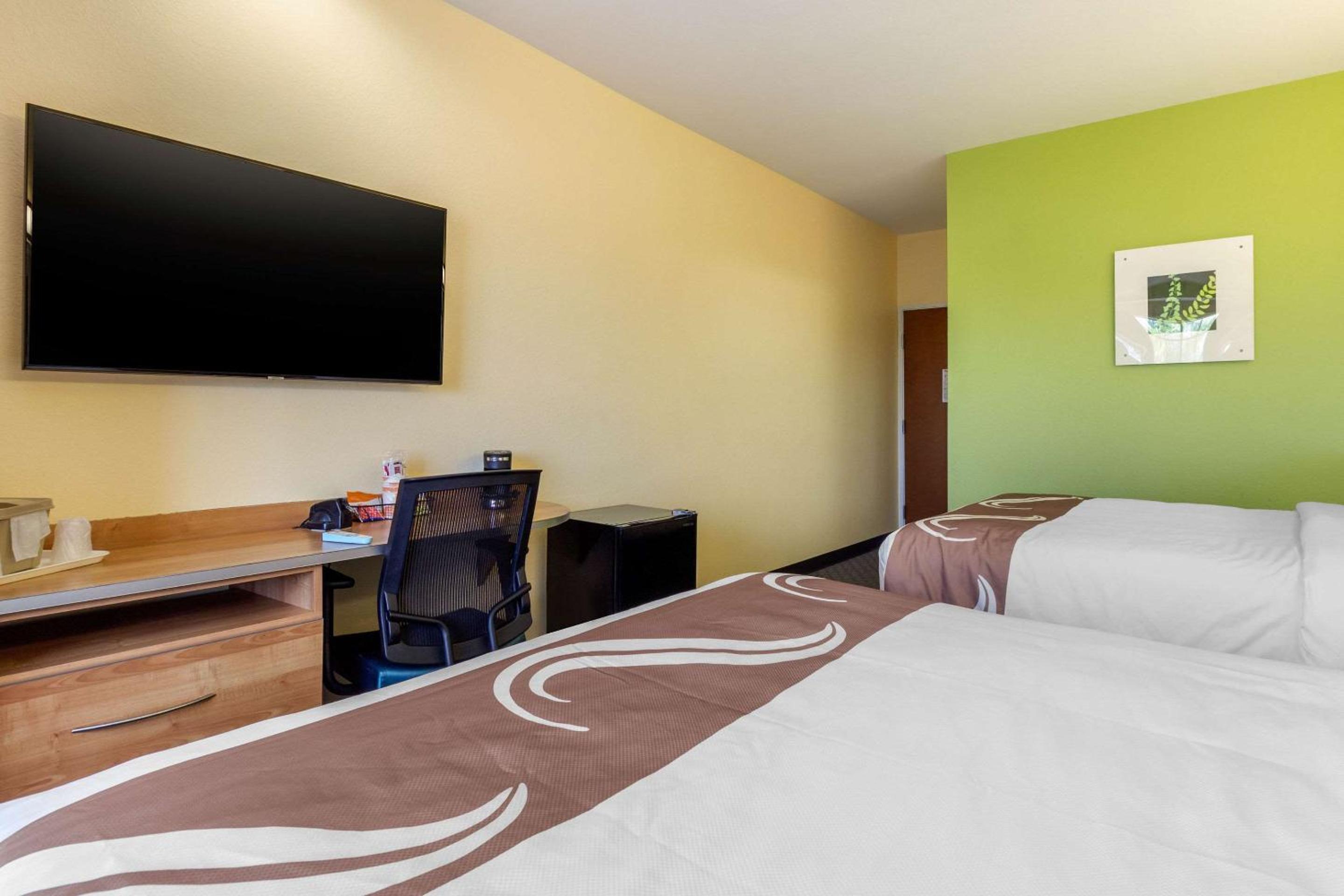 Queen Room with Two Queen Beds - Non-Smoking - Photo 3