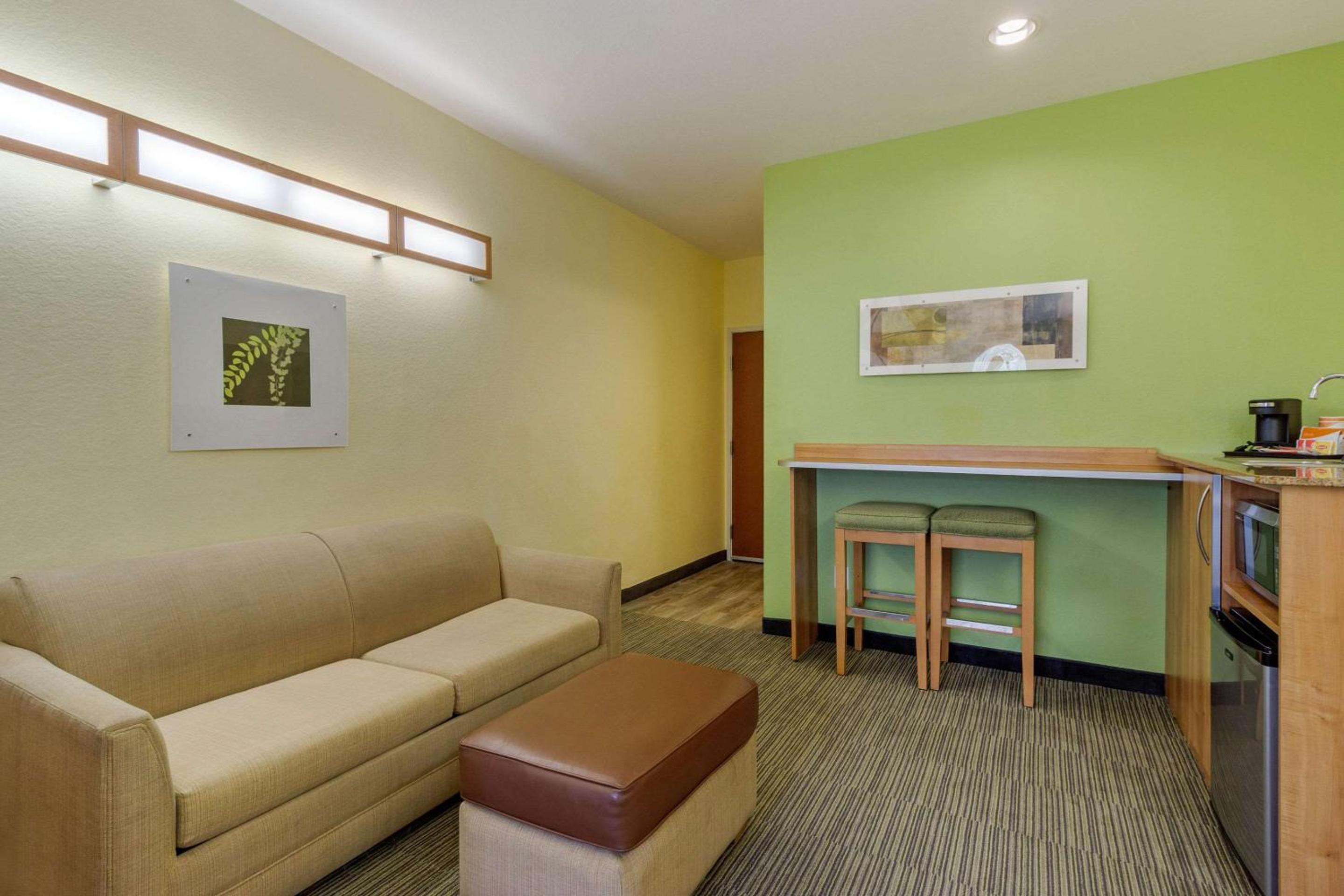 Queen Suite - Non-Smoking - Photo 6