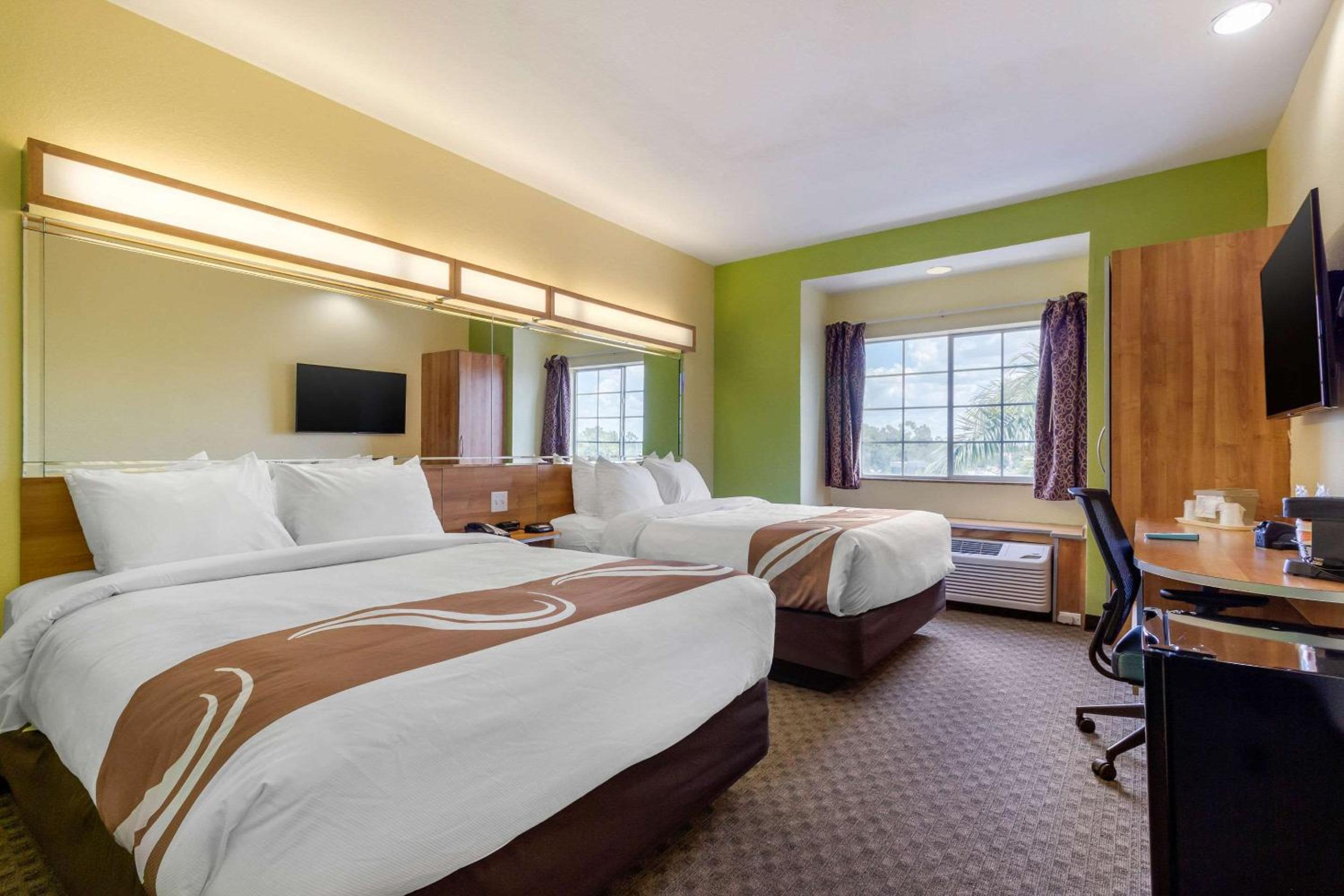 Queen Room with Two Queen Beds - Non-Smoking - Photo 7