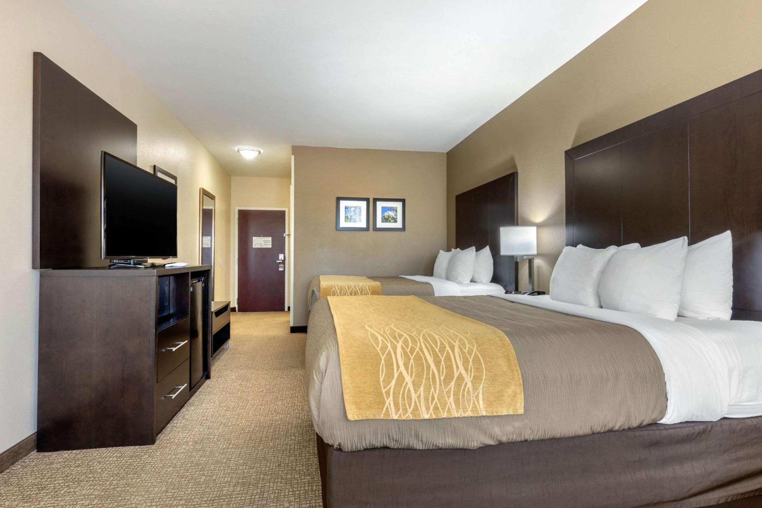 Queen Room with Two Queen Beds - Non-Smoking - Photo 3