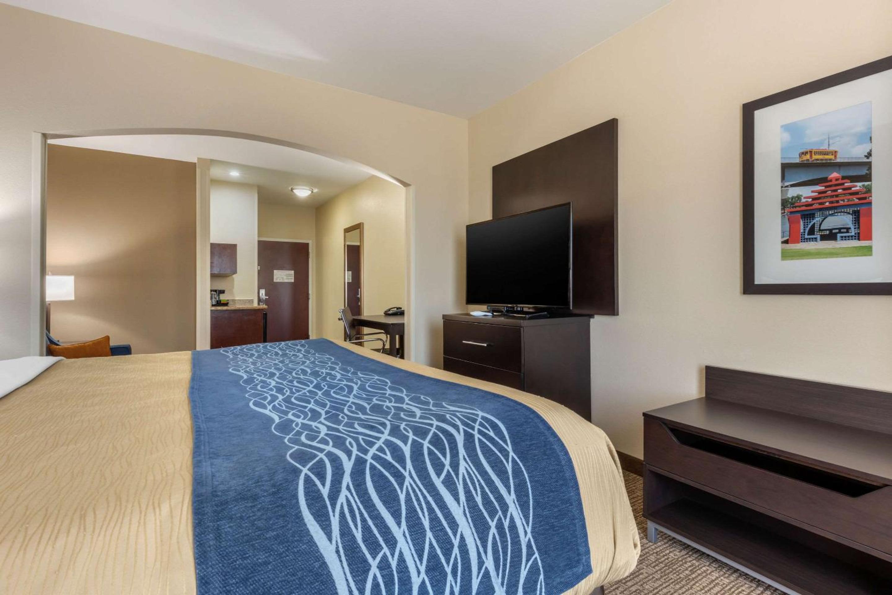 King Suite with Sofa bed - Non Smoking/Interior Hall - Photo 2