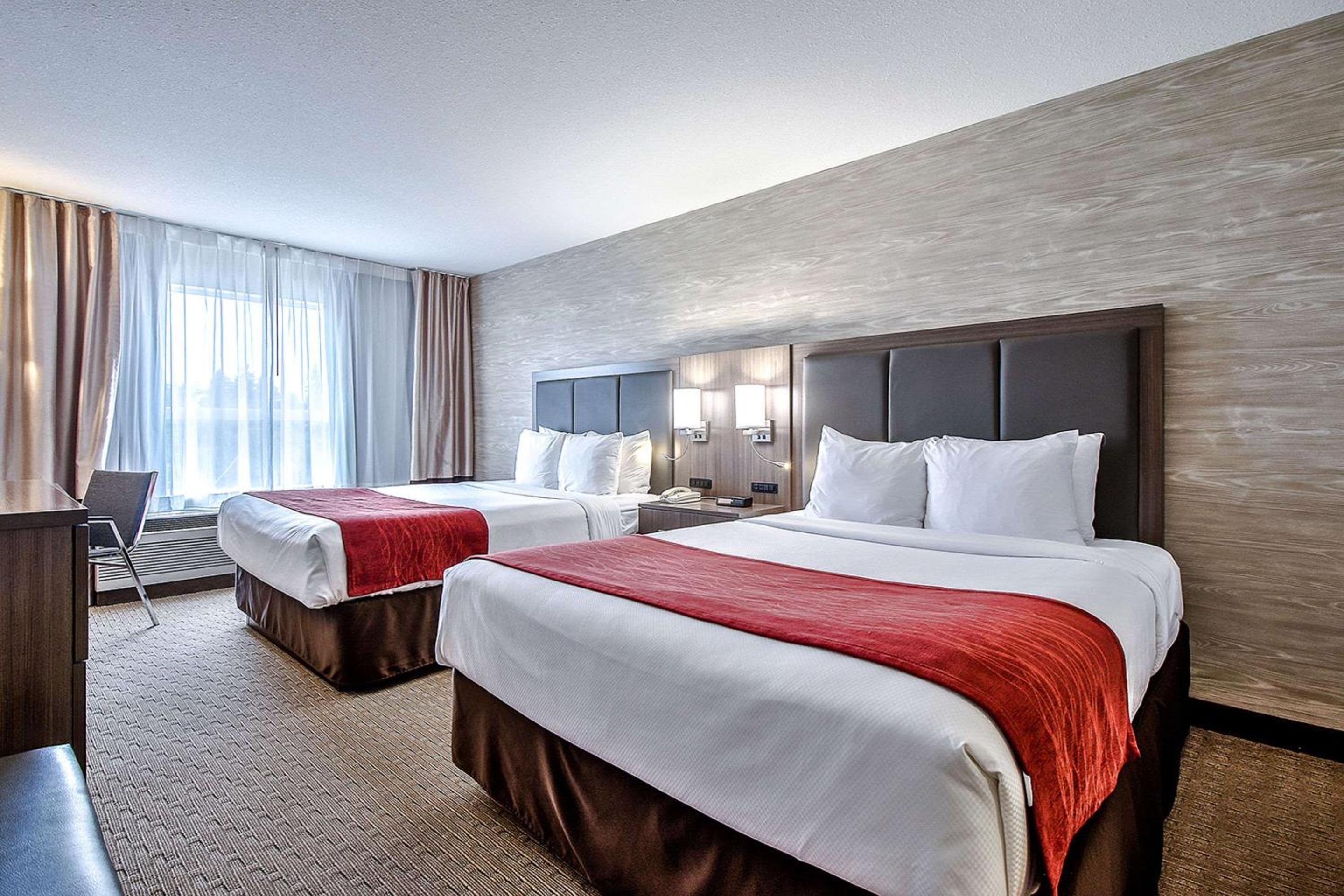 Queen Room with Two Queen Beds - Non-Smoking - Photo 2