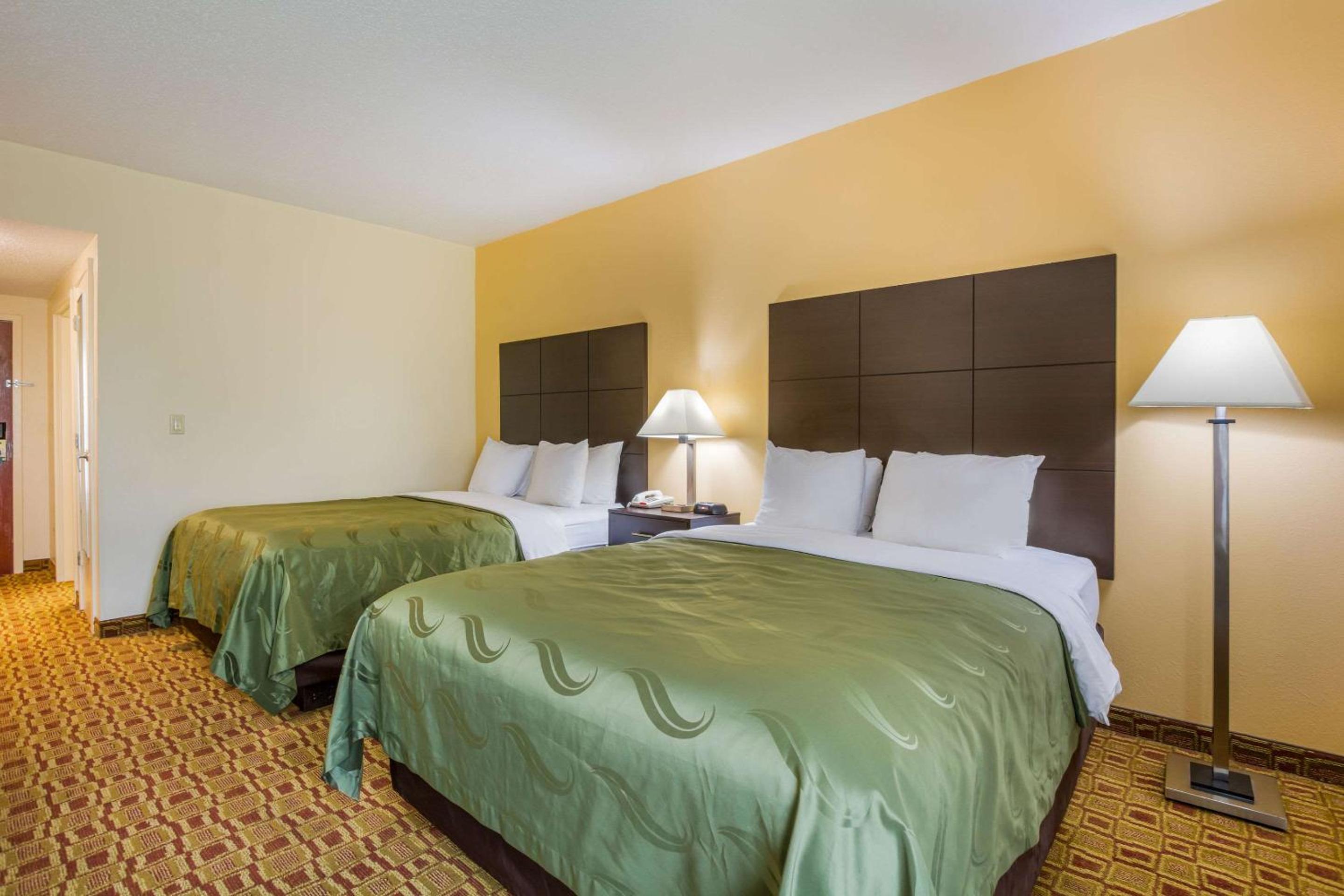 Queen Room with Two Queen Beds - Non-Smoking - Photo 4