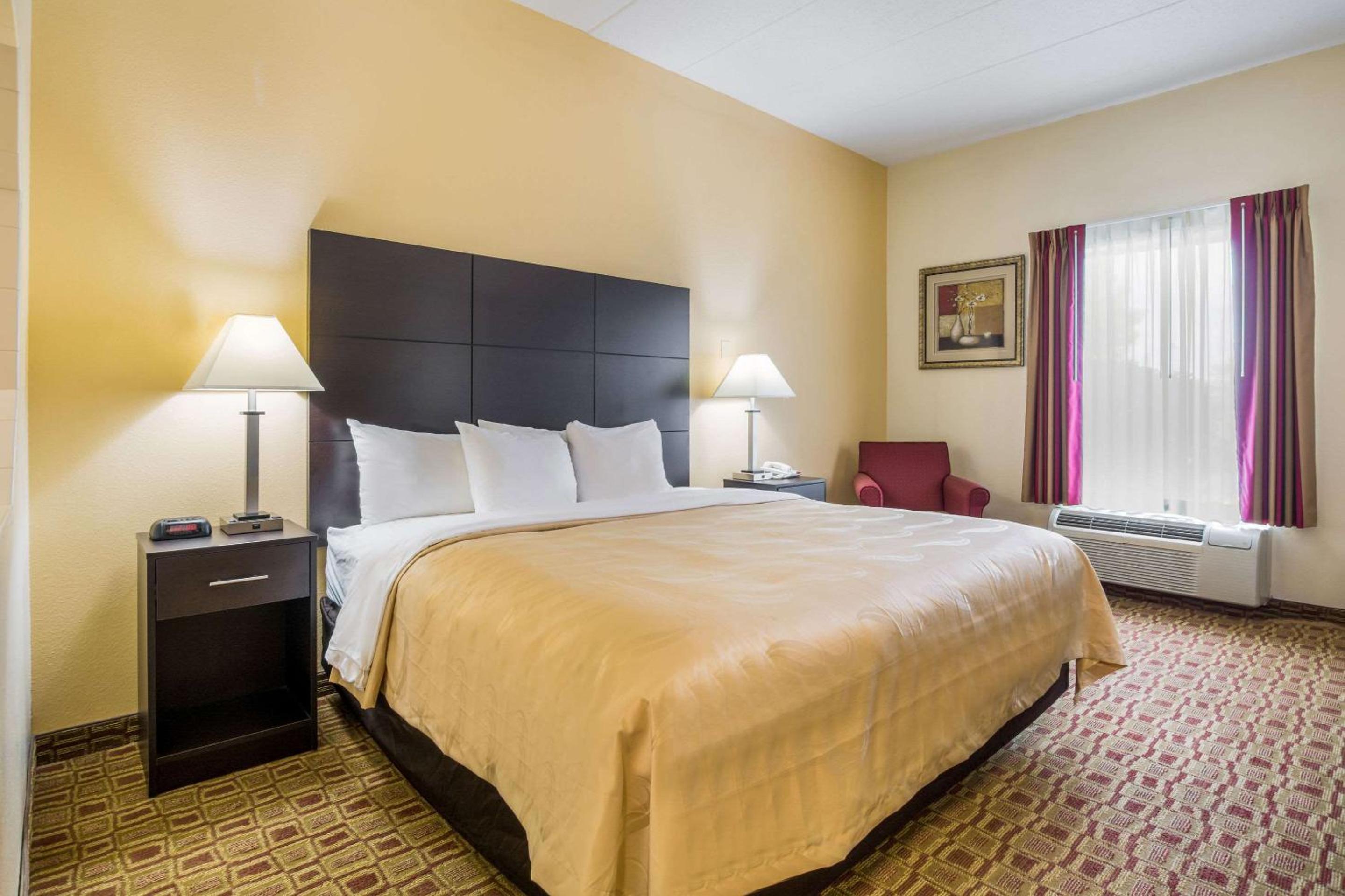 King Room - Non-Smoking - Photo 4
