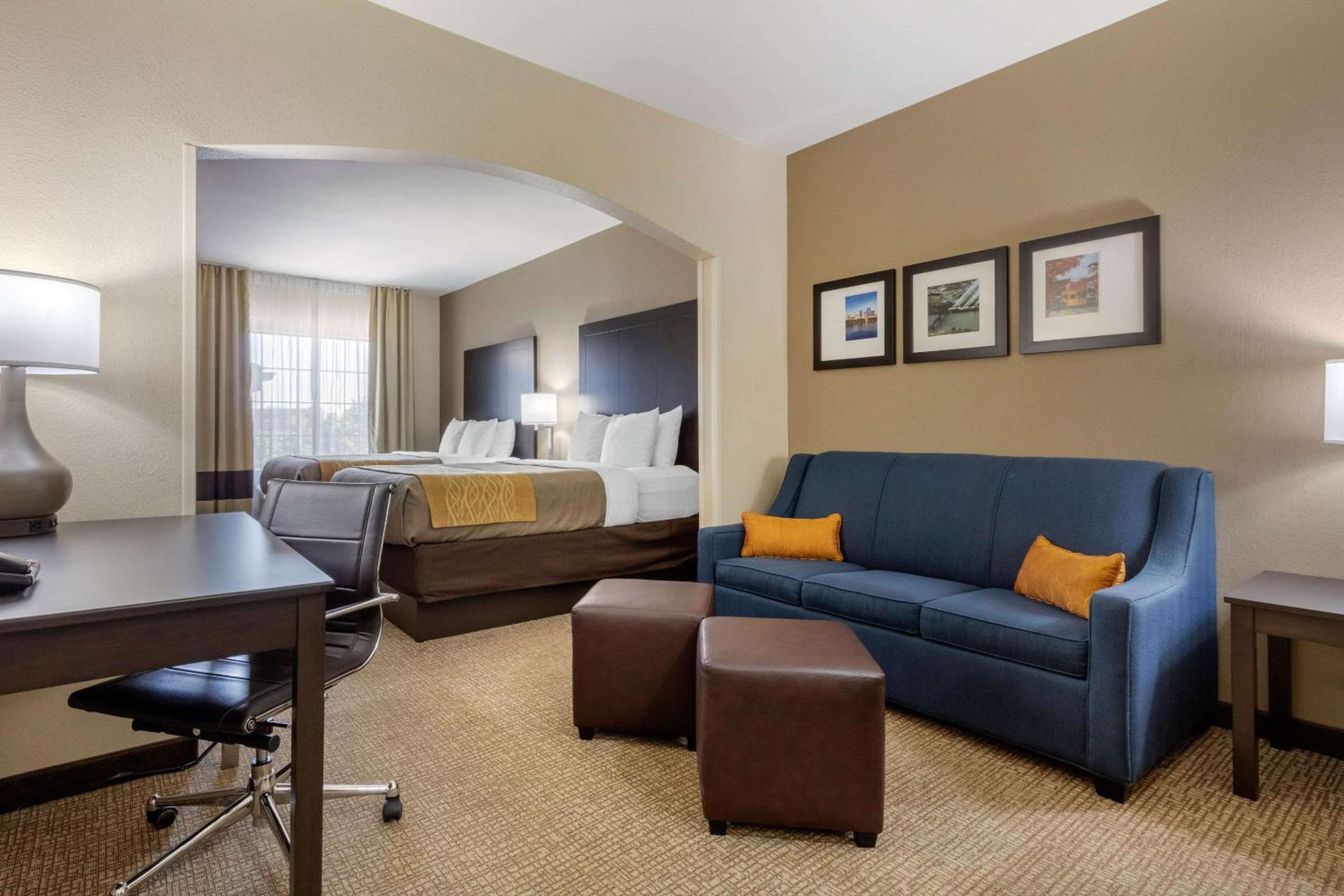 Queen Suite with Two Queen Beds and Sofa bed - Non Smoking/Interior Hall - Photo 3