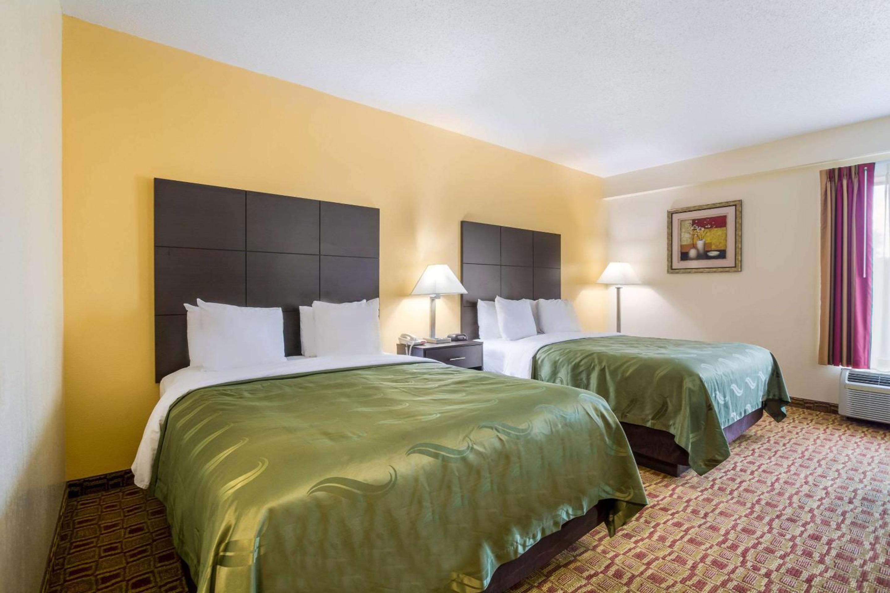 Queen Room with Two Queen Beds - Non-Smoking - Photo 3