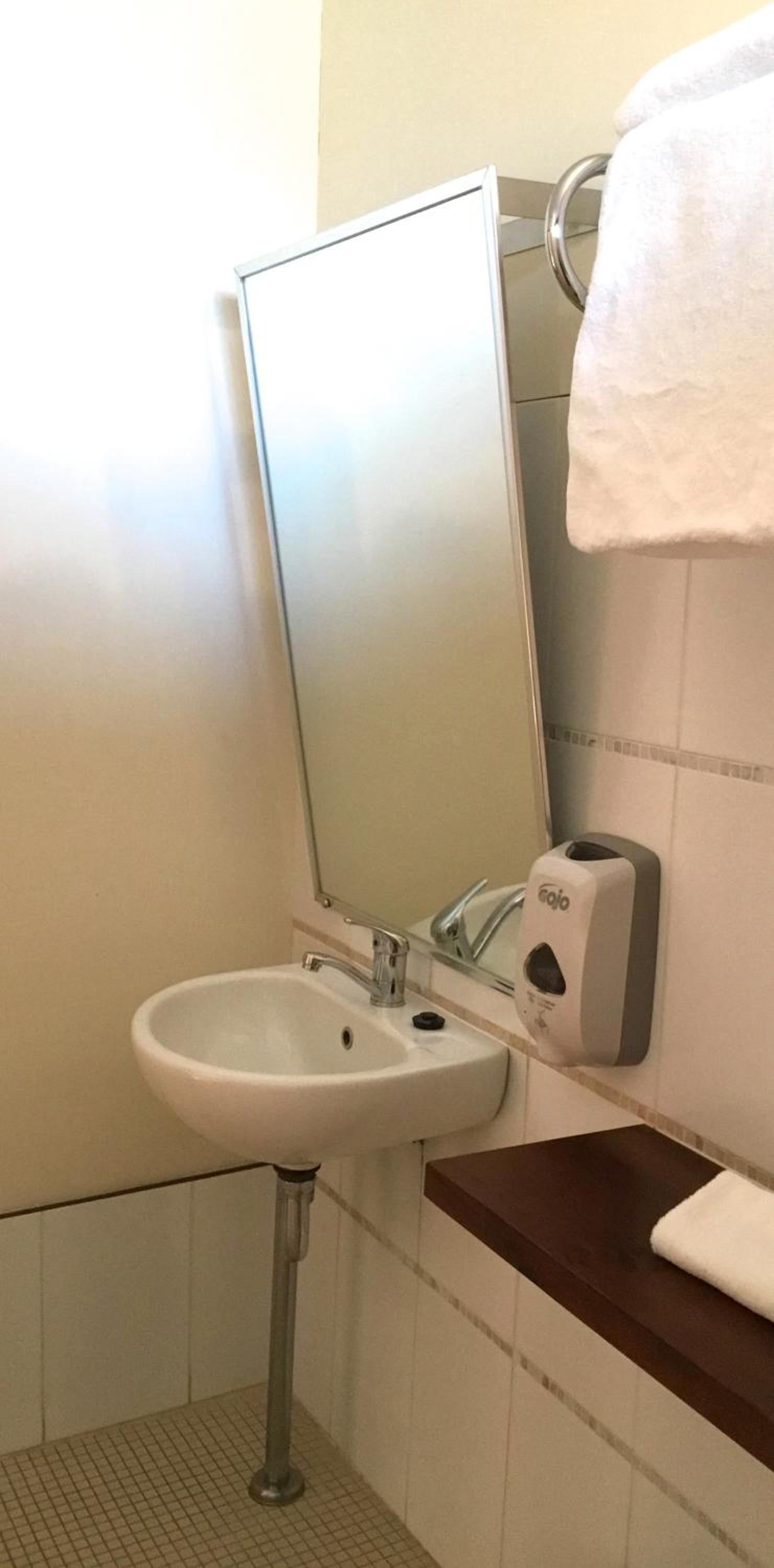 Queen Room - Disability Access - Photo 3
