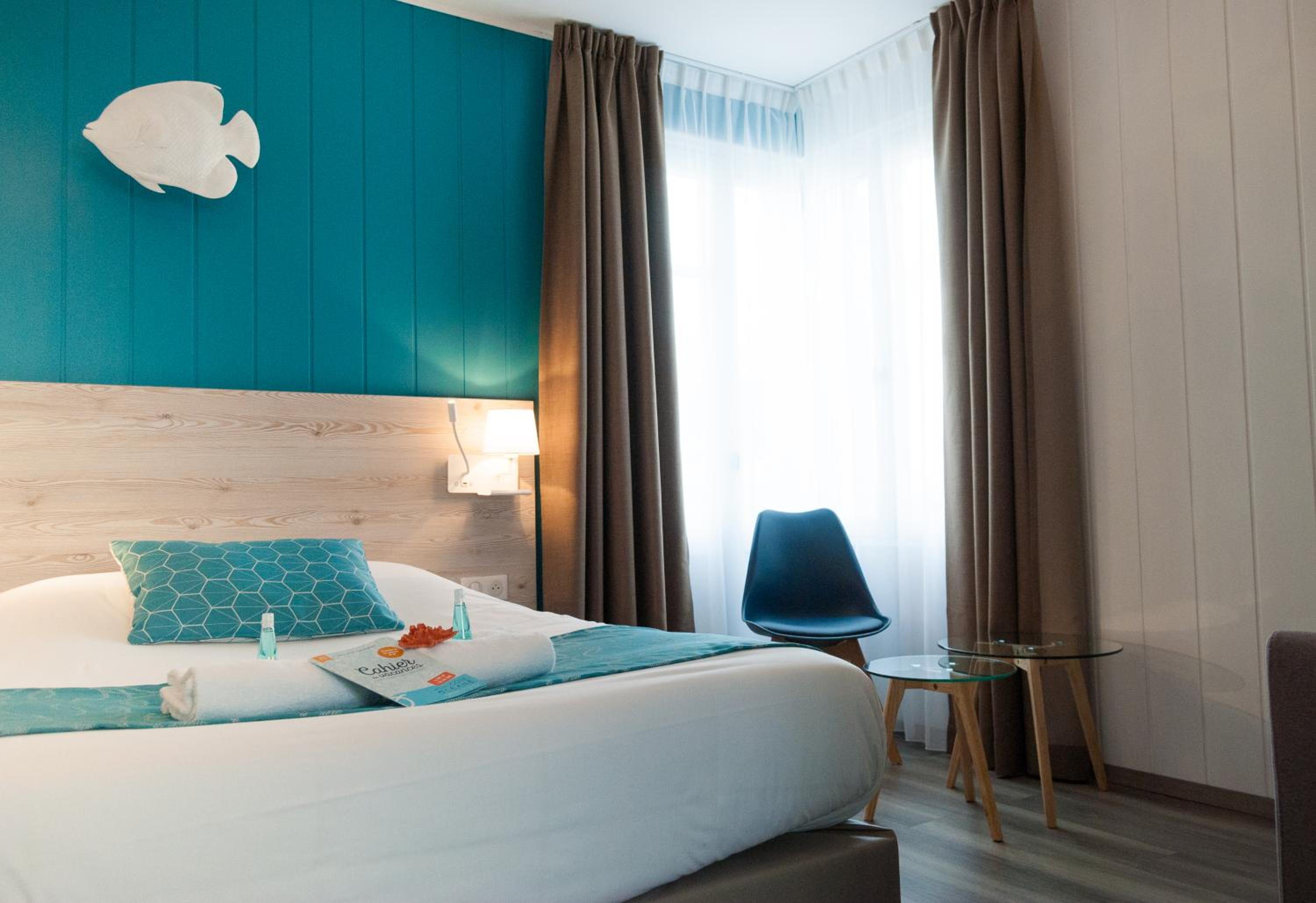 Superior Room with Balcony - Photo 7