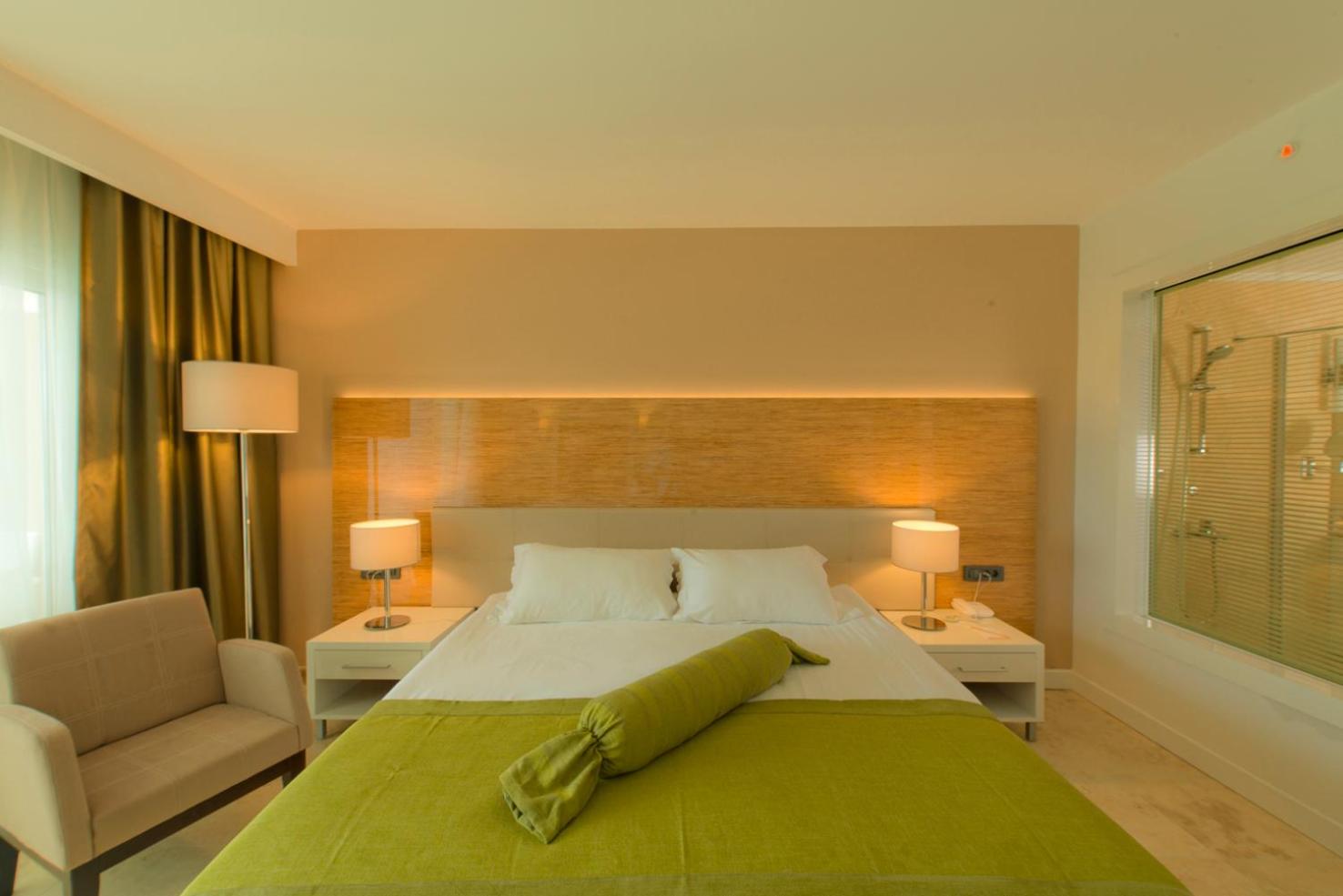 Doppel- oder Zweibettzimmer mit Poolblick