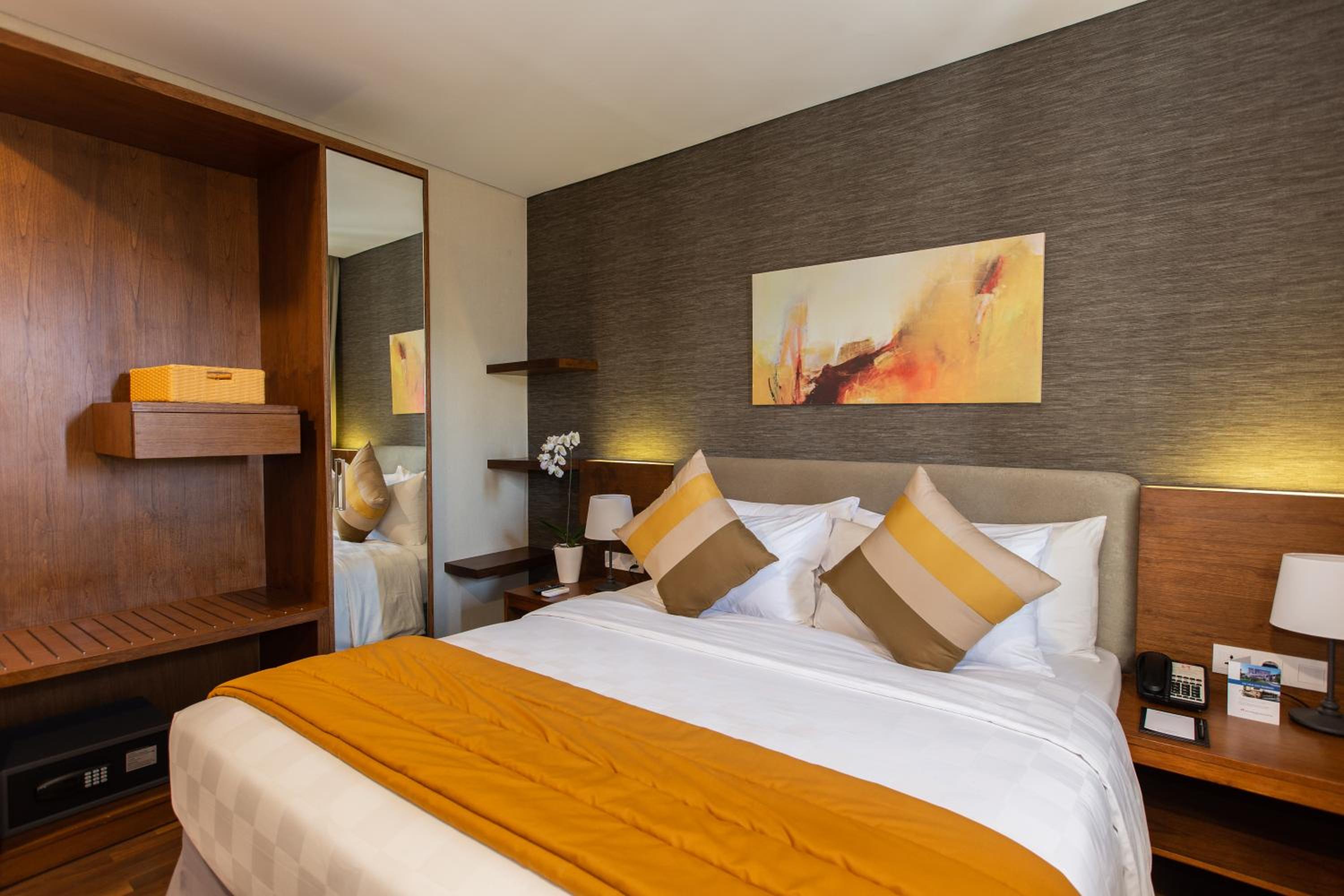 Executive Suite - Photo 1