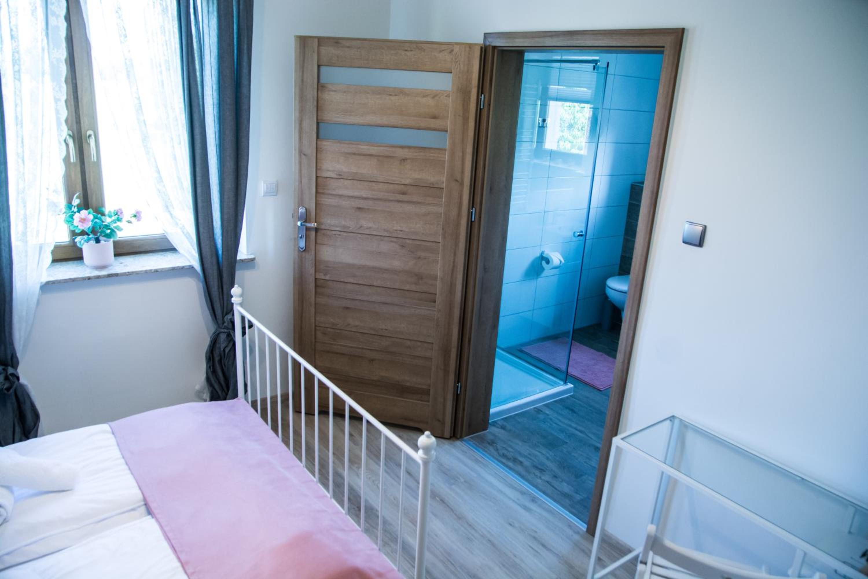 Double Room with Private Bathroom - Photo 7