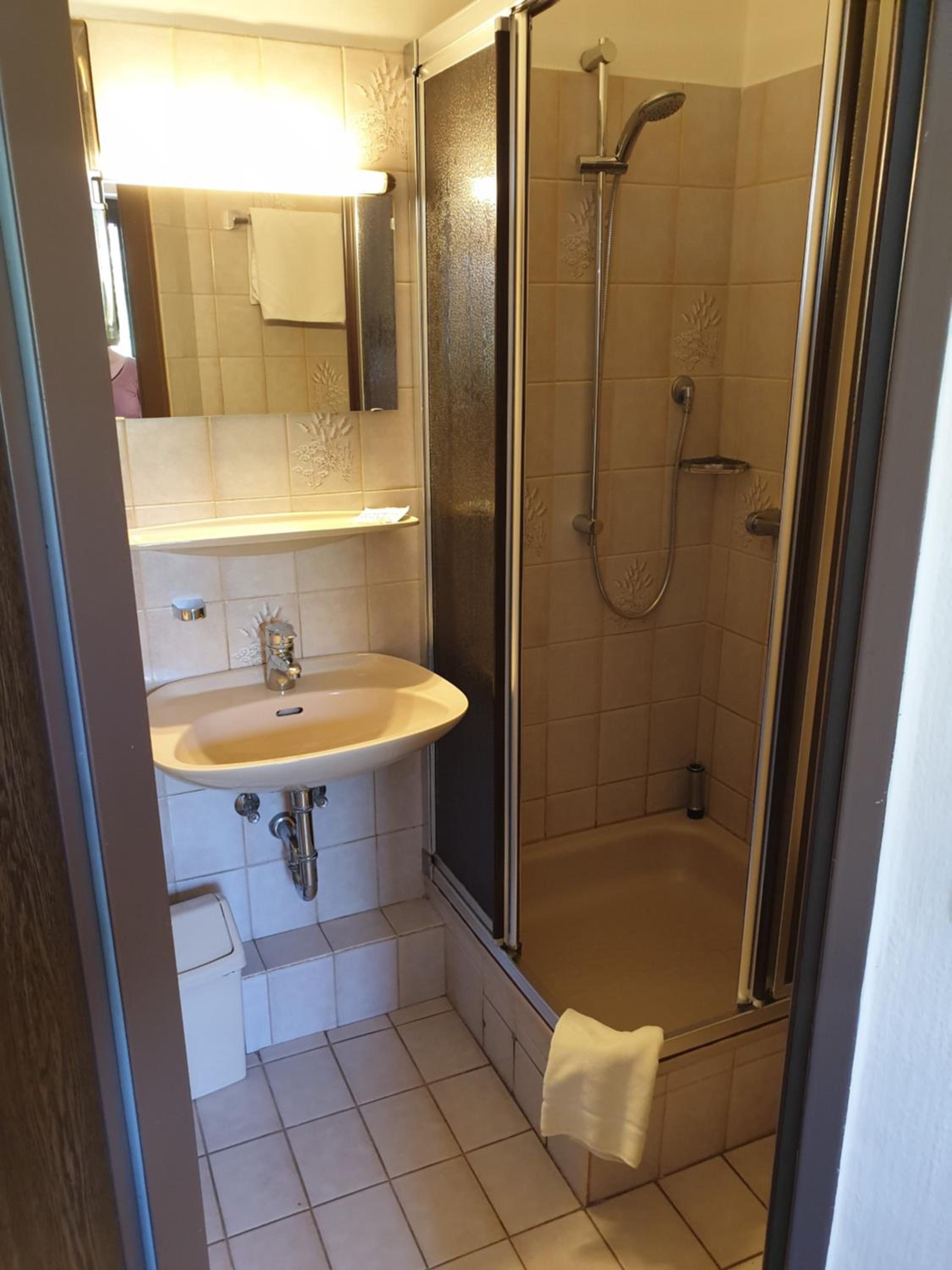 Twin Room with Bathroom - Photo 3