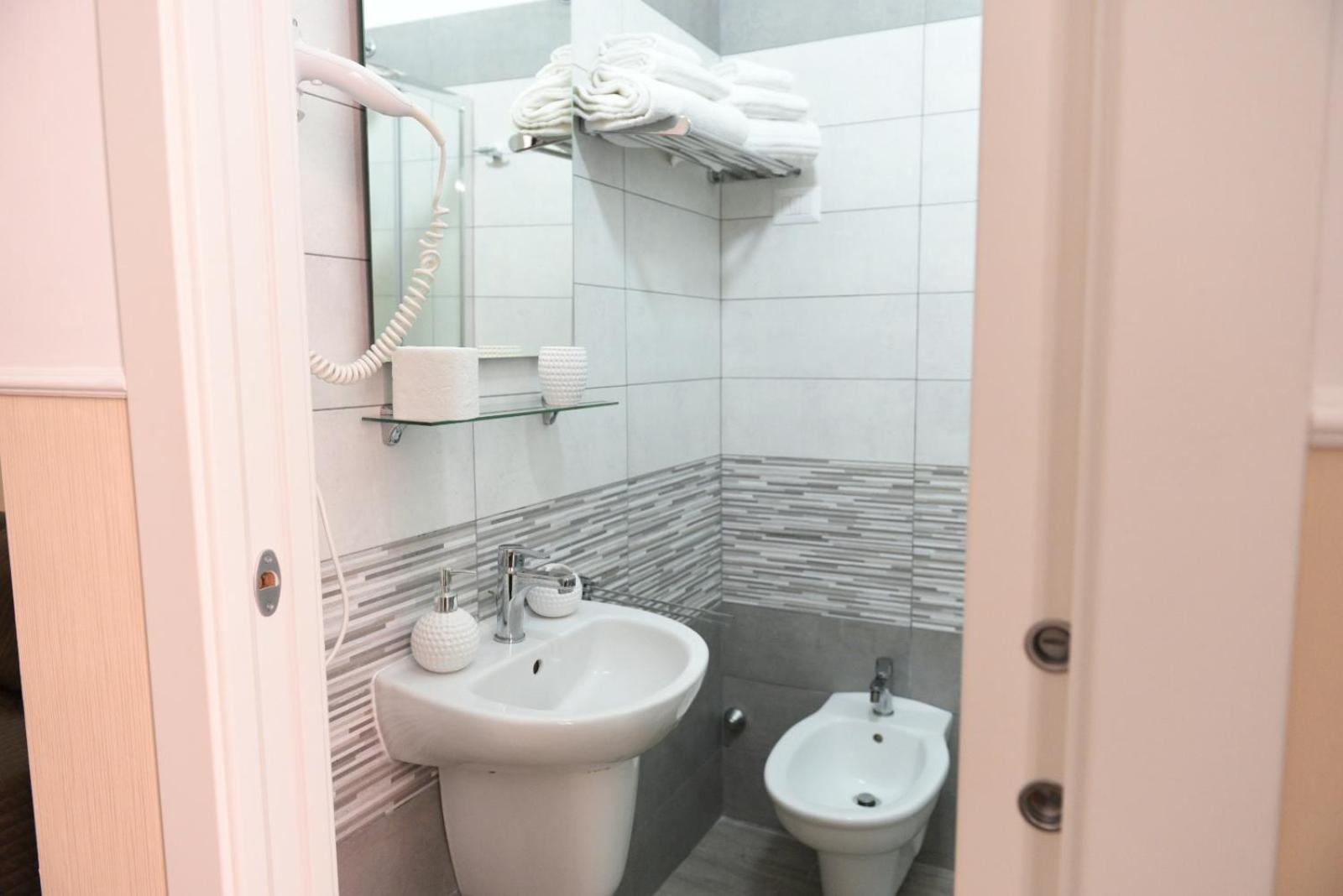 Comfort Triple Room with Shower - Photo 10