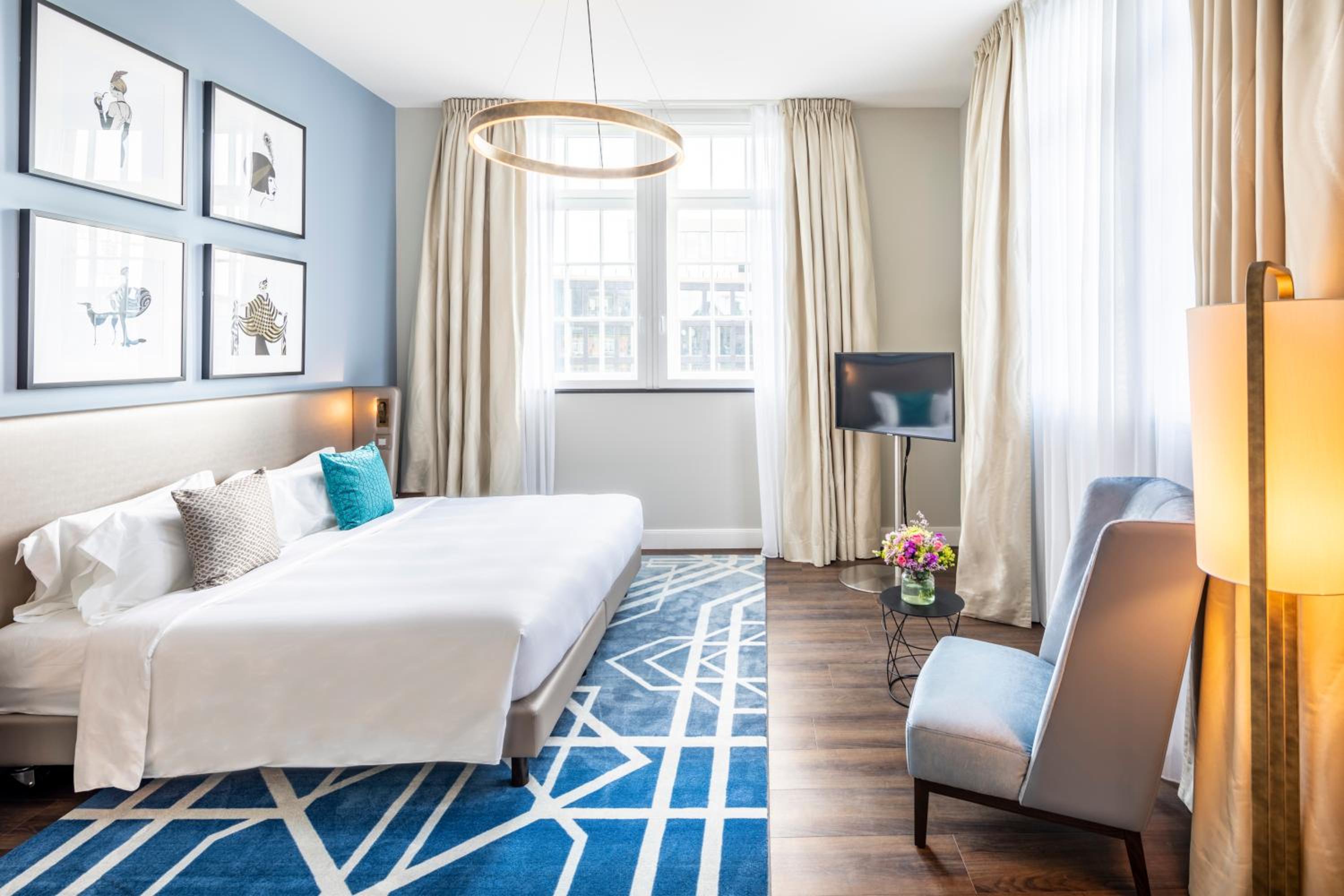Premier Suite - Photo 9