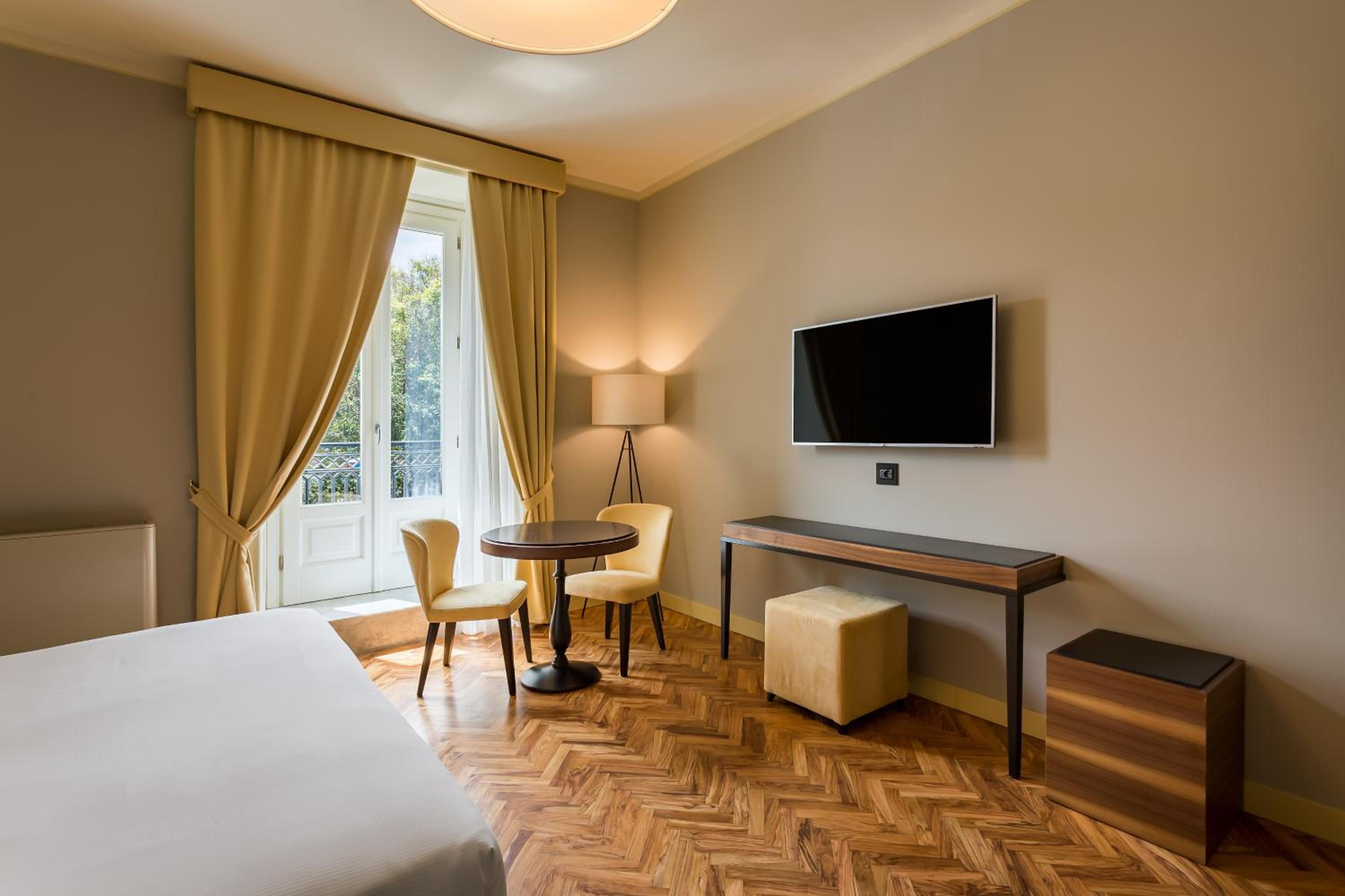 Deluxe Room - Photo 6