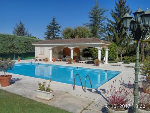 Five-Bedroom House photo 3