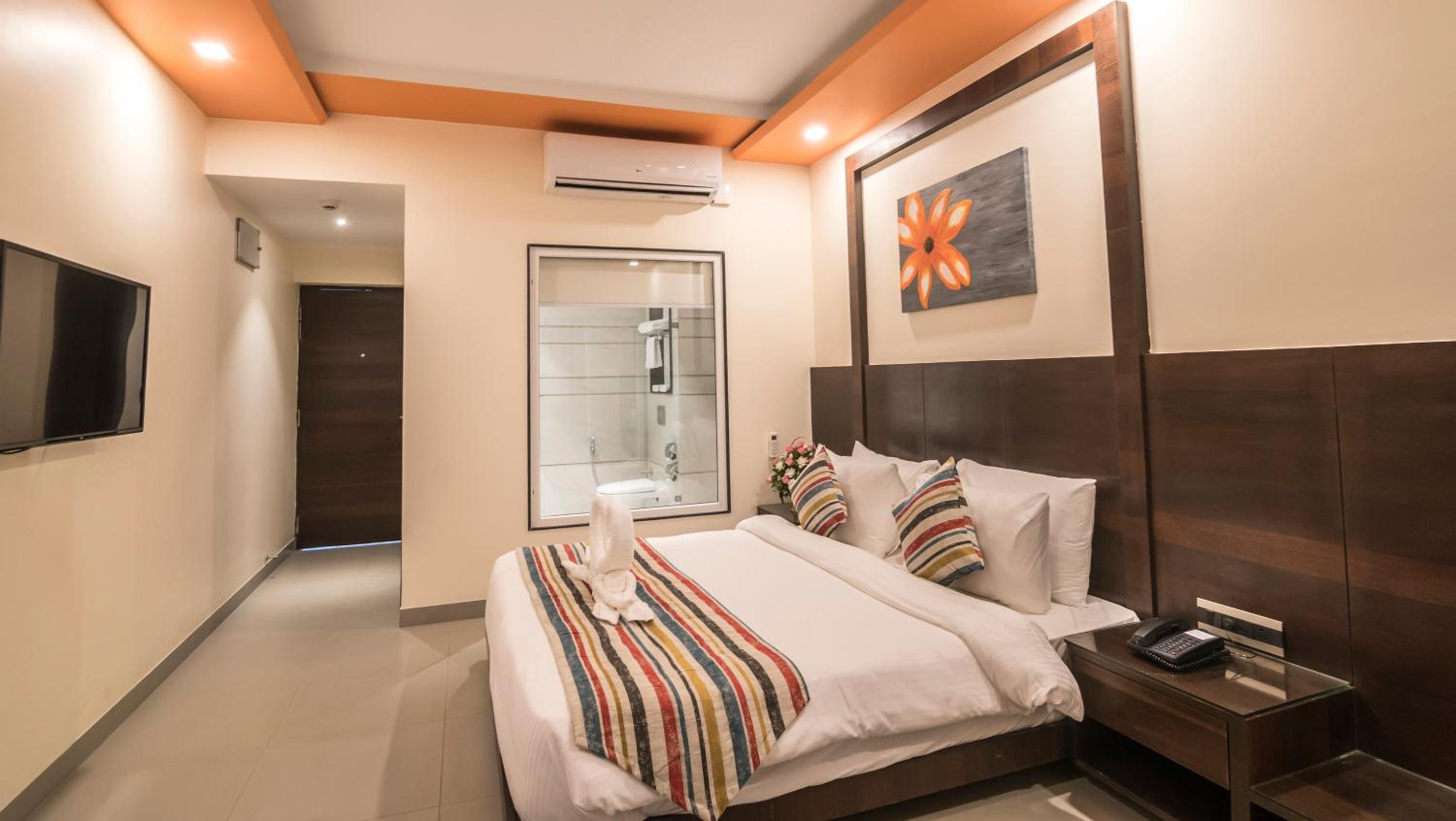 Double Room with Balcony - Photo 8