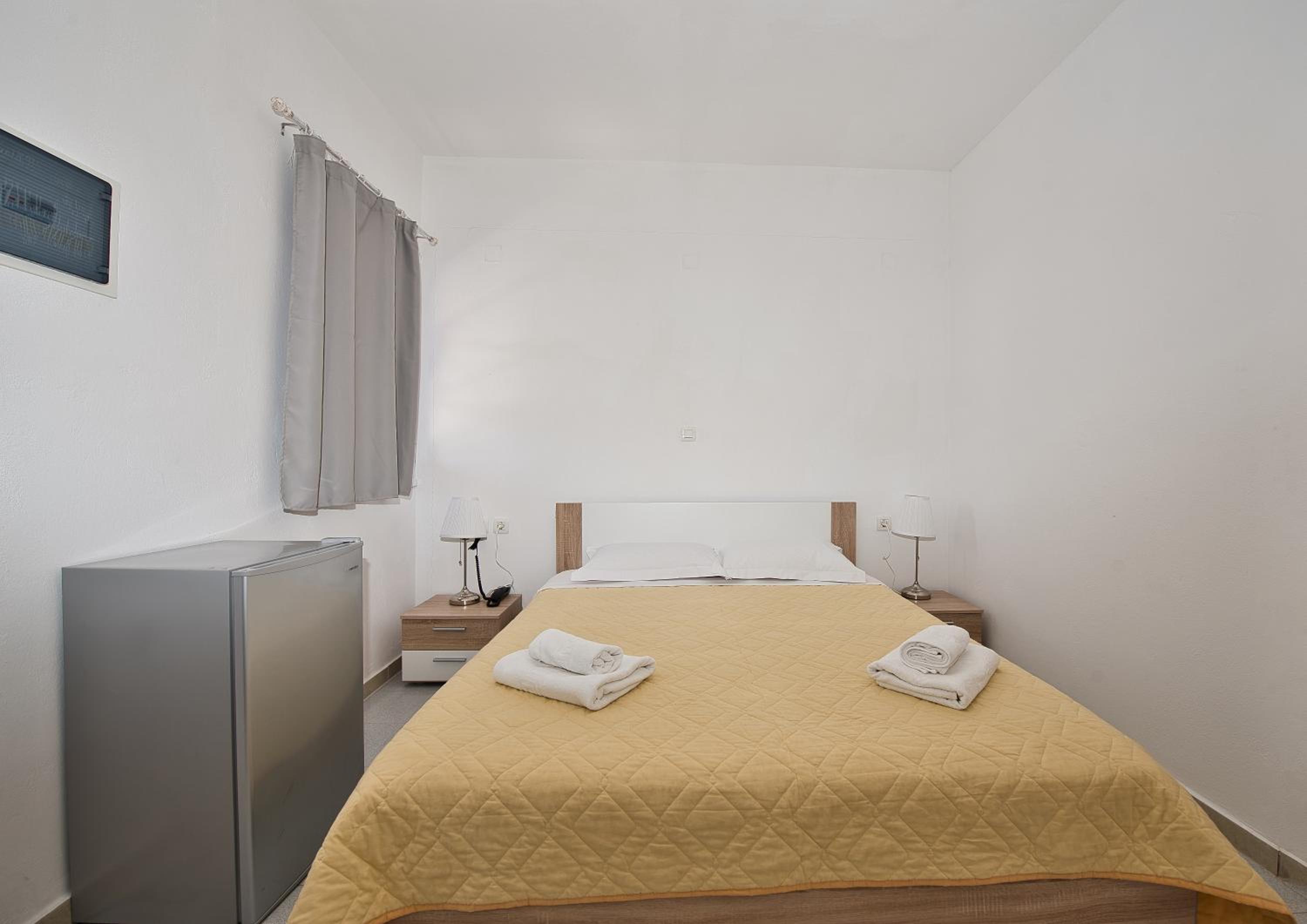 Double Room with Pool View - Photo 10