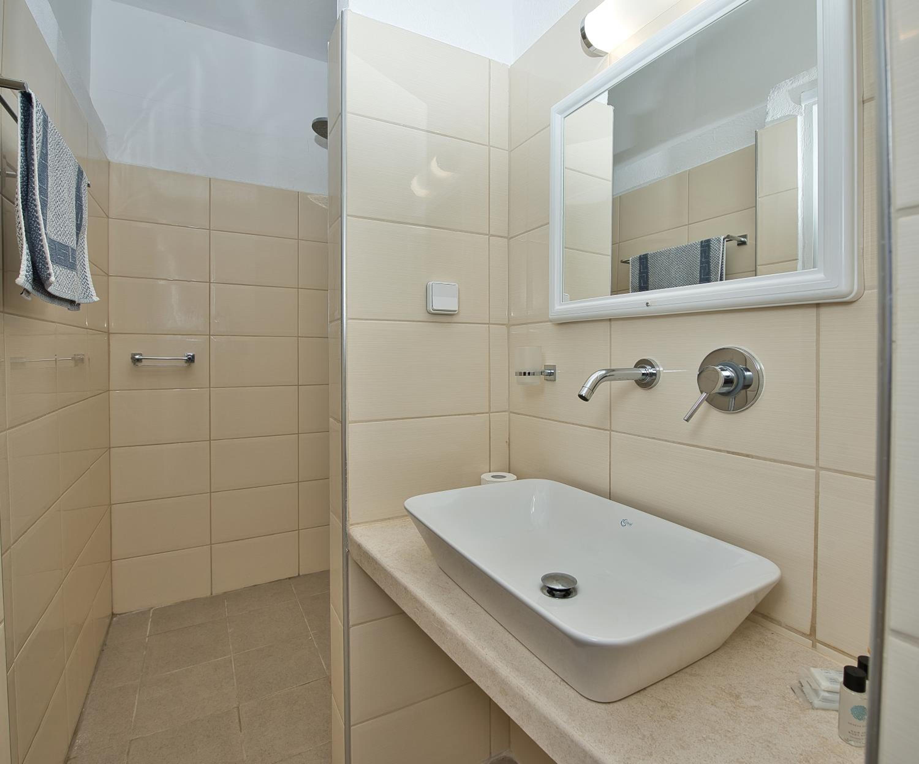 Double Room with Pool View - Photo 7