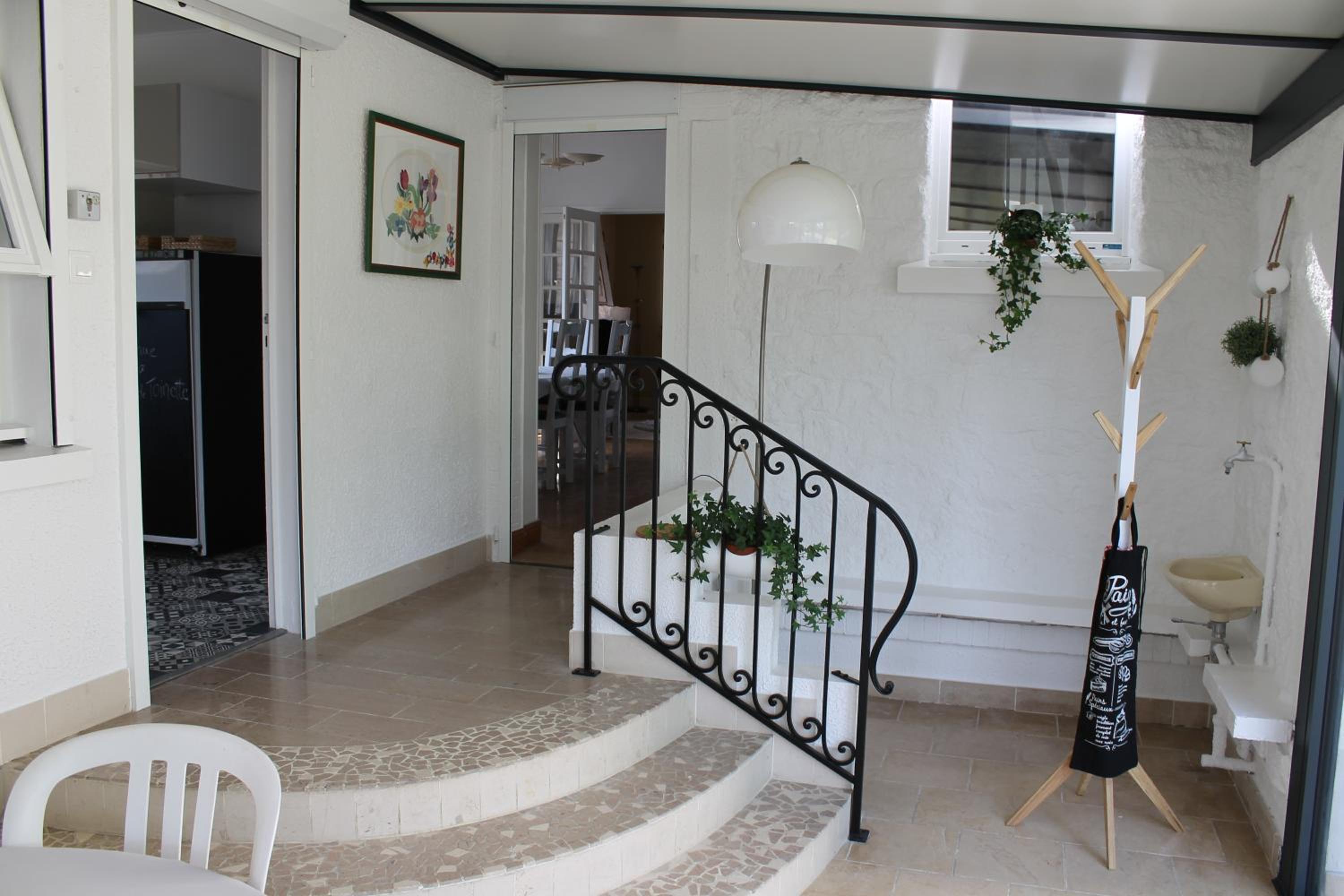 Six-Bedroom House photo 3