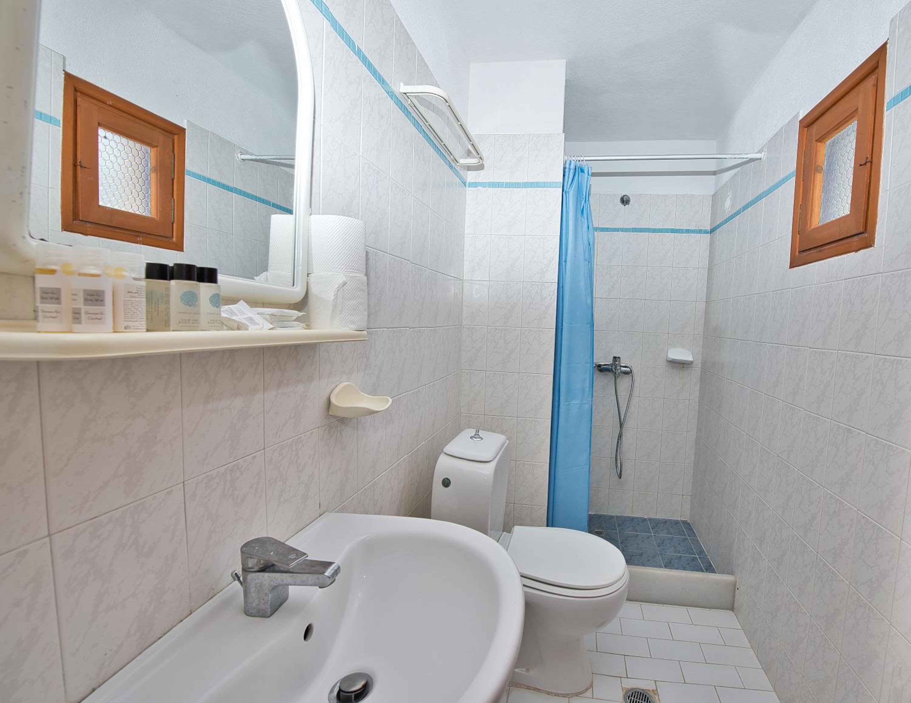 Triple Room with Pool View - Photo 6