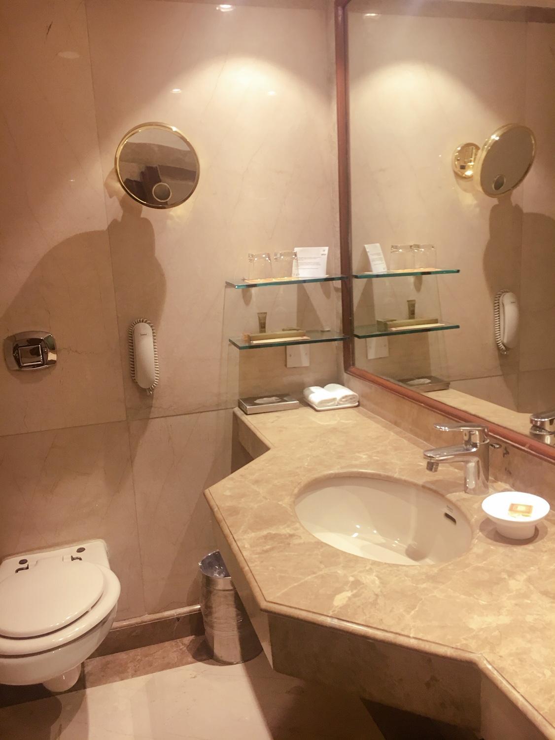 Luxury Suite with complimentary breakfast, 15% Discount on F&B ,3 pints of beer at Atrium Bar, Two way Airport Transfer - Photo 2