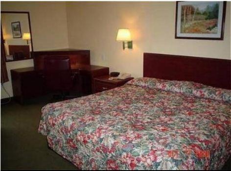 King Room - Non-Smoking - Photo 2