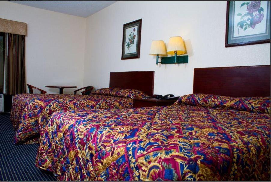 Queen Room with Two Queen Beds - Smoking - Photo 3