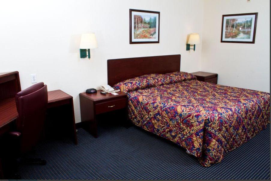 King Room - Non-Smoking - Photo 1
