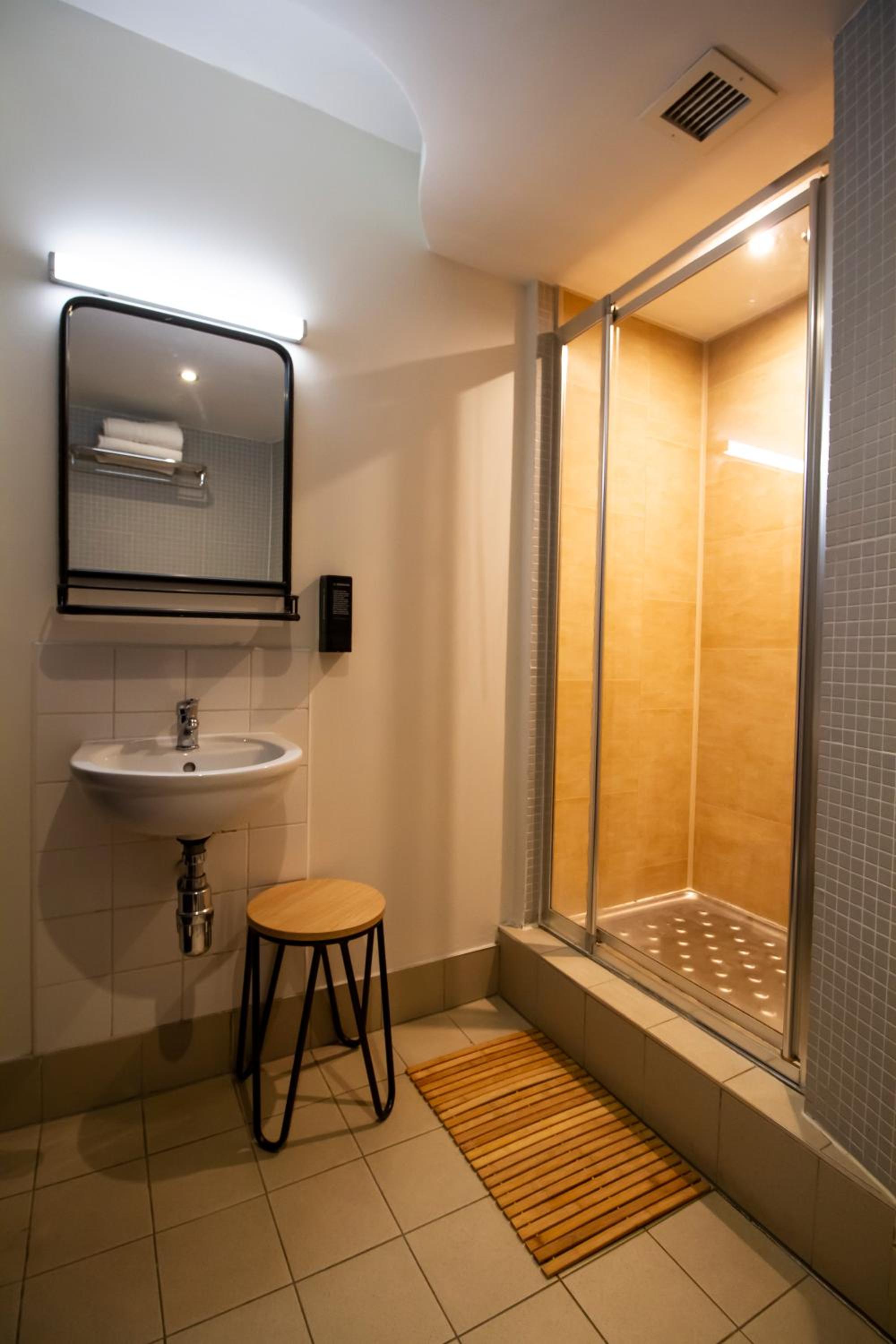 Deluxe King - Ensuite photo 2