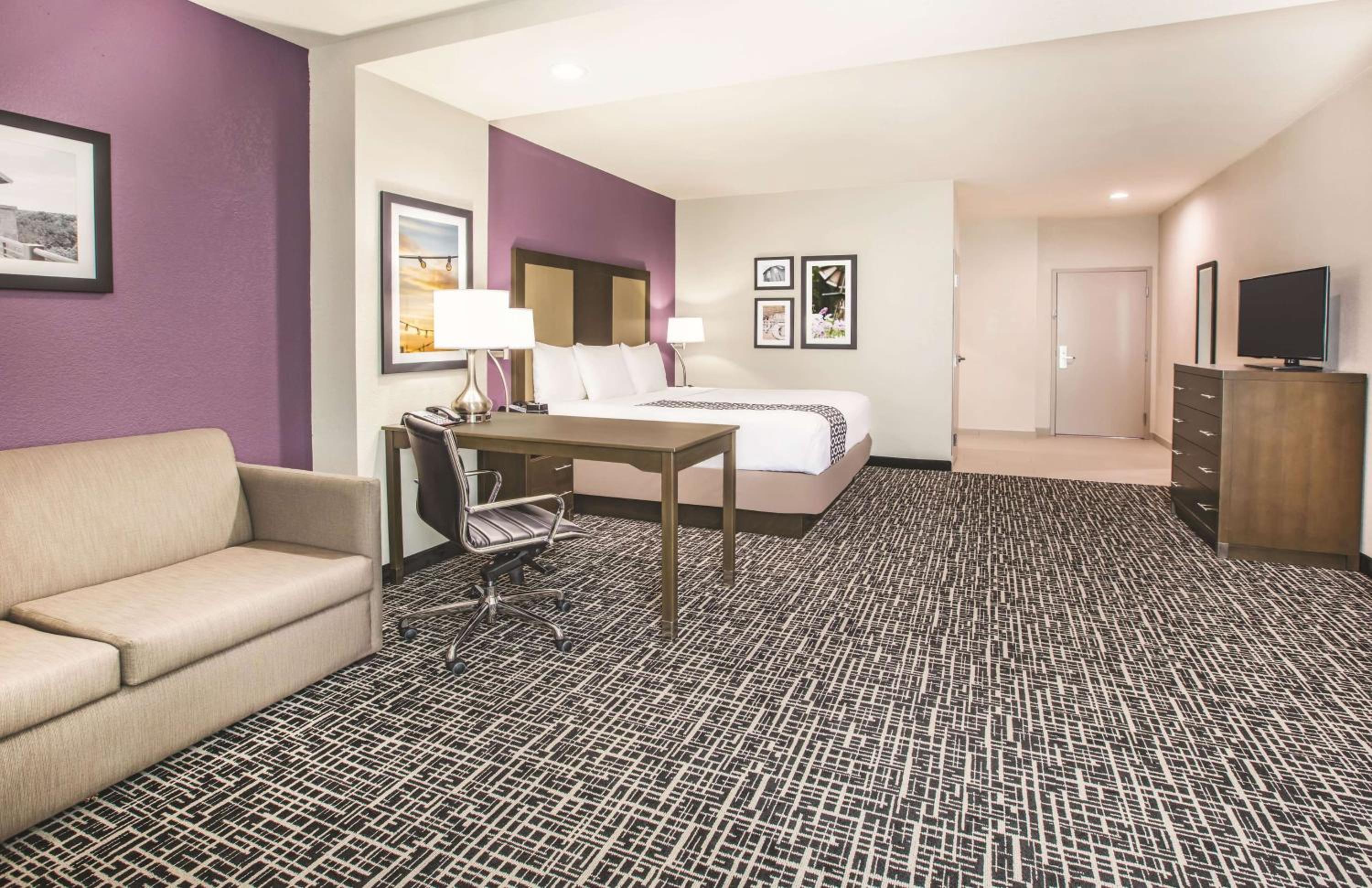 Deluxe King Room with Roll-In Shower - Mobility/Hearing Accessible - Non-Smoking