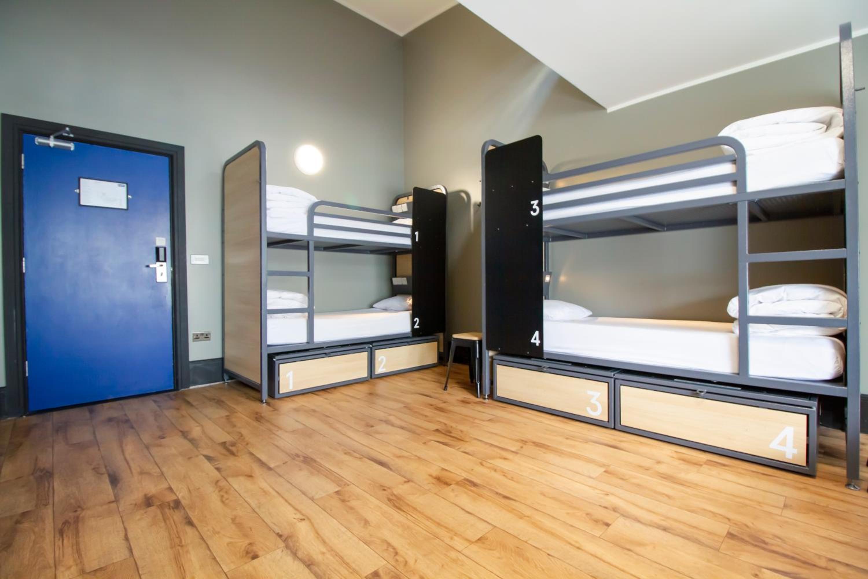 Private 8-bed Room - Shared Bathroom photo 3