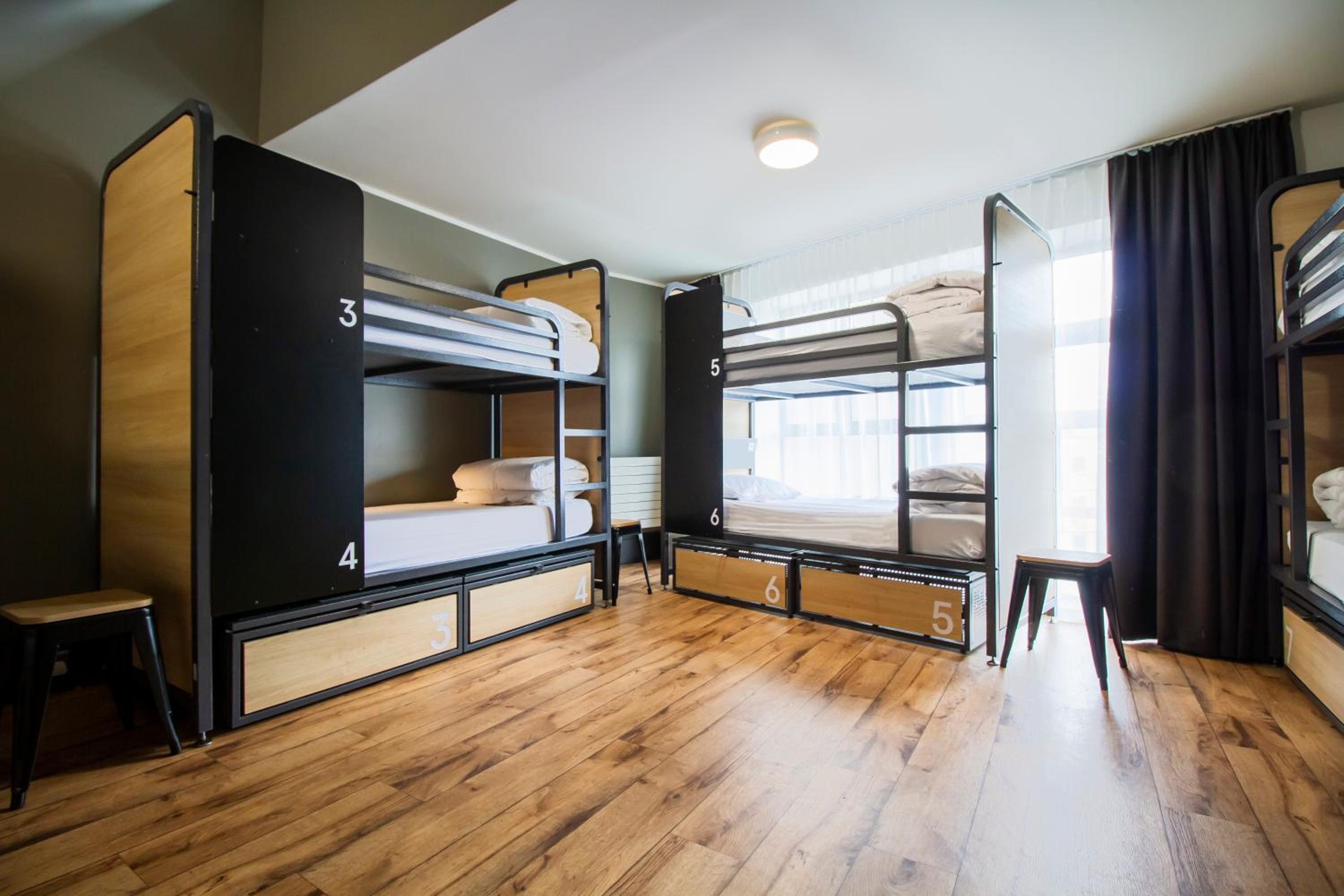 Private 8-bed Room - Shared Bathroom photo 2