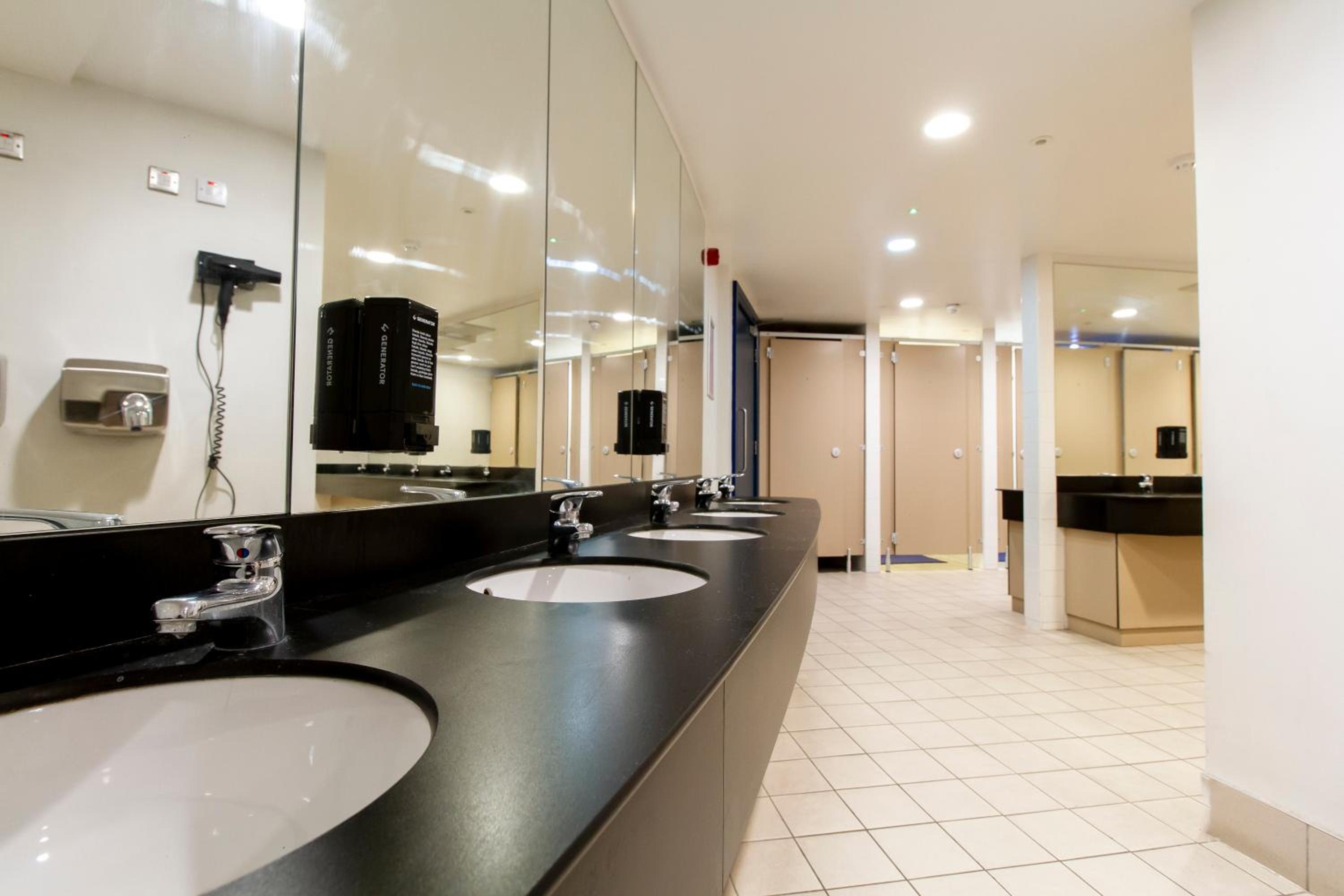 Single Room - Shared Bathroom photo 3