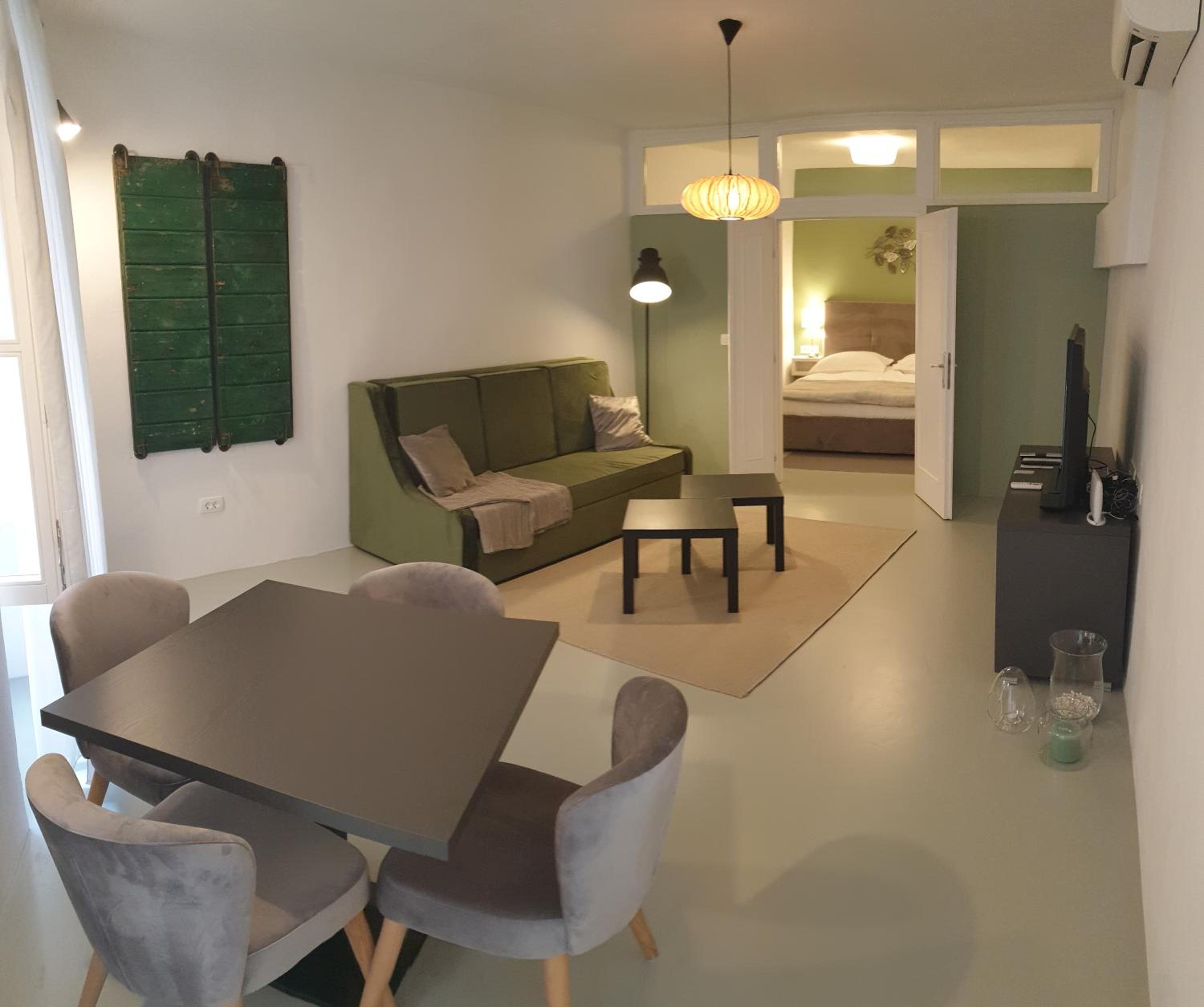 One-Bedroom Apartment photo 1