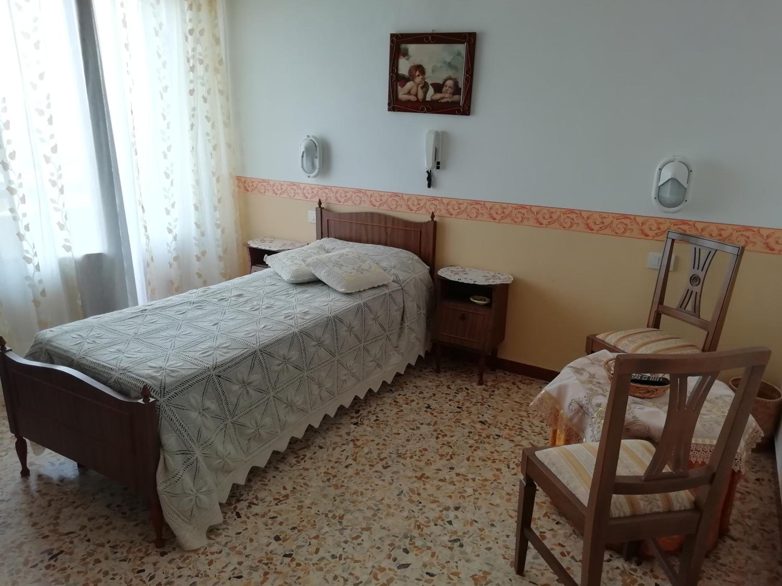 Single Room with Private Bathroom photo 2