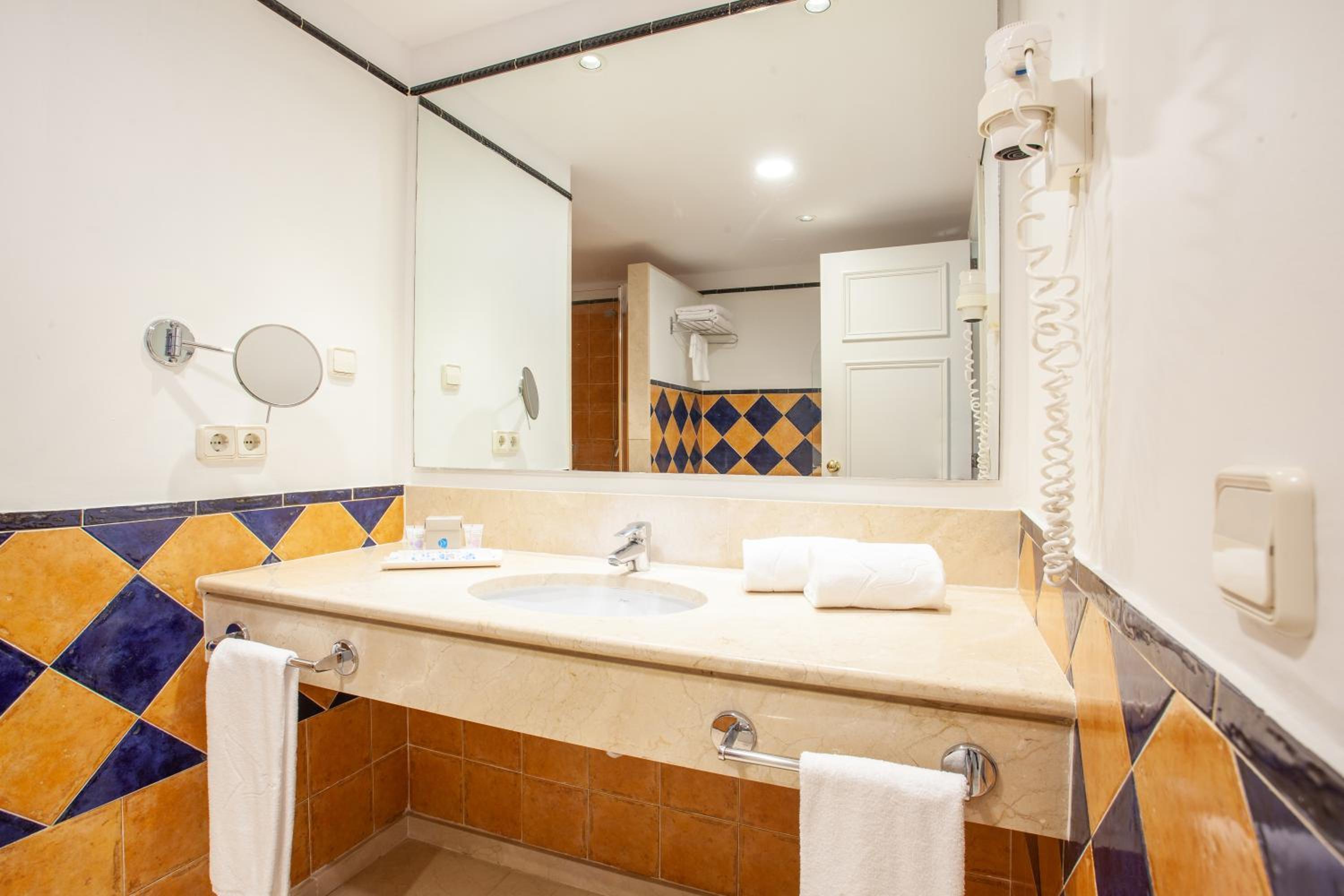 One-Bedroom Suite (2 Adults + 2 Child) photo 3