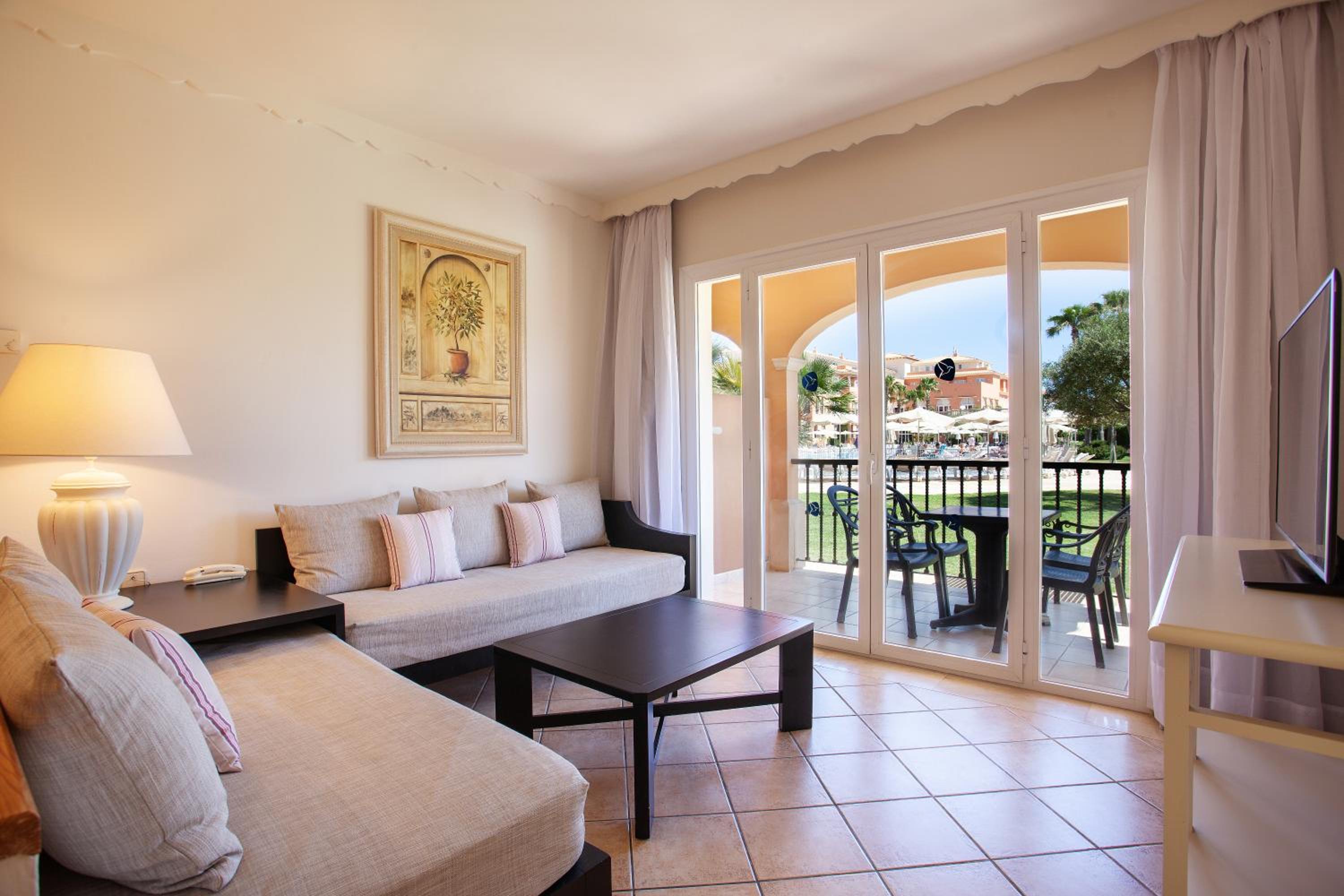 Suite de una habitación con vista a la piscina