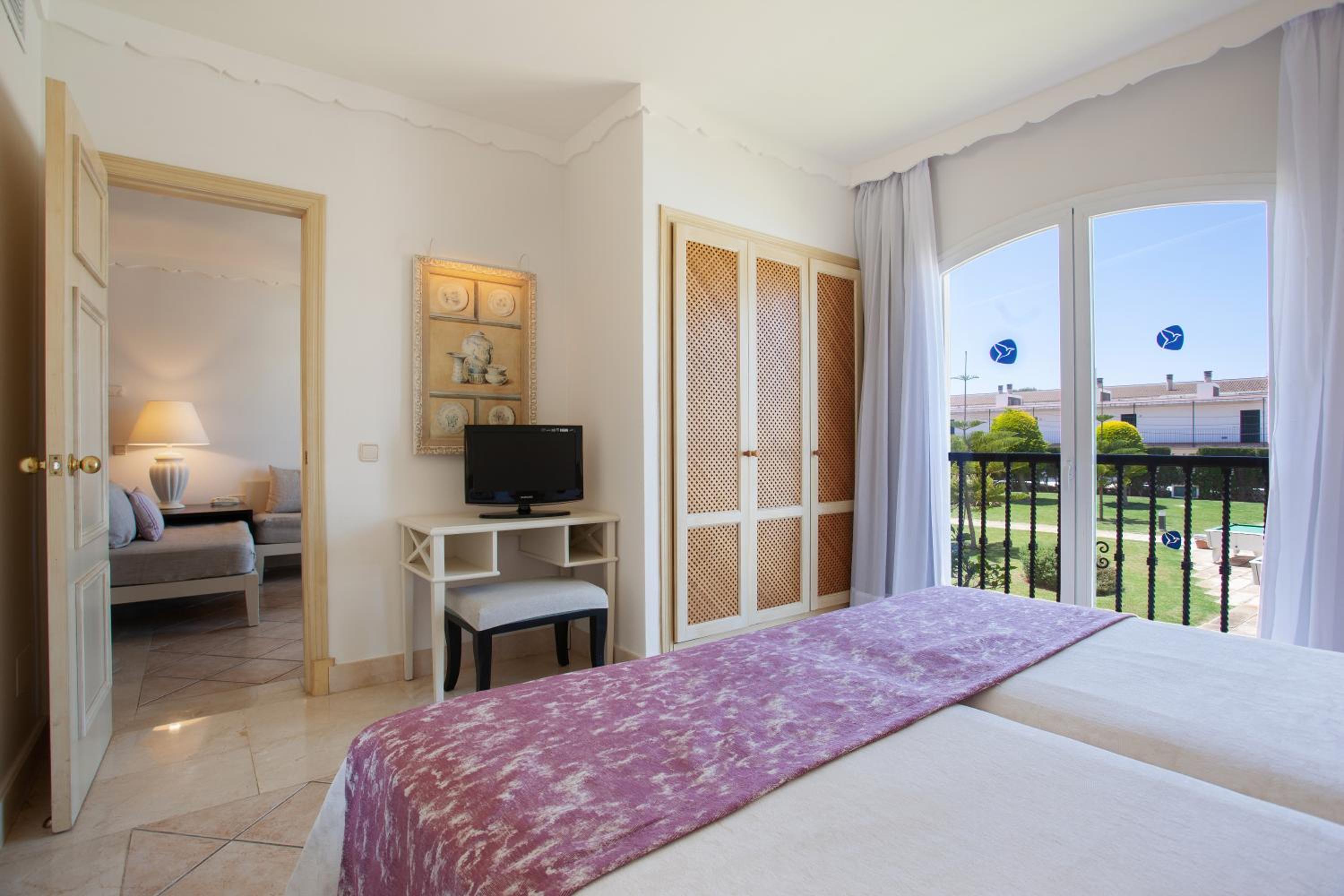 One-Bedroom Suite with Pool View photo 2