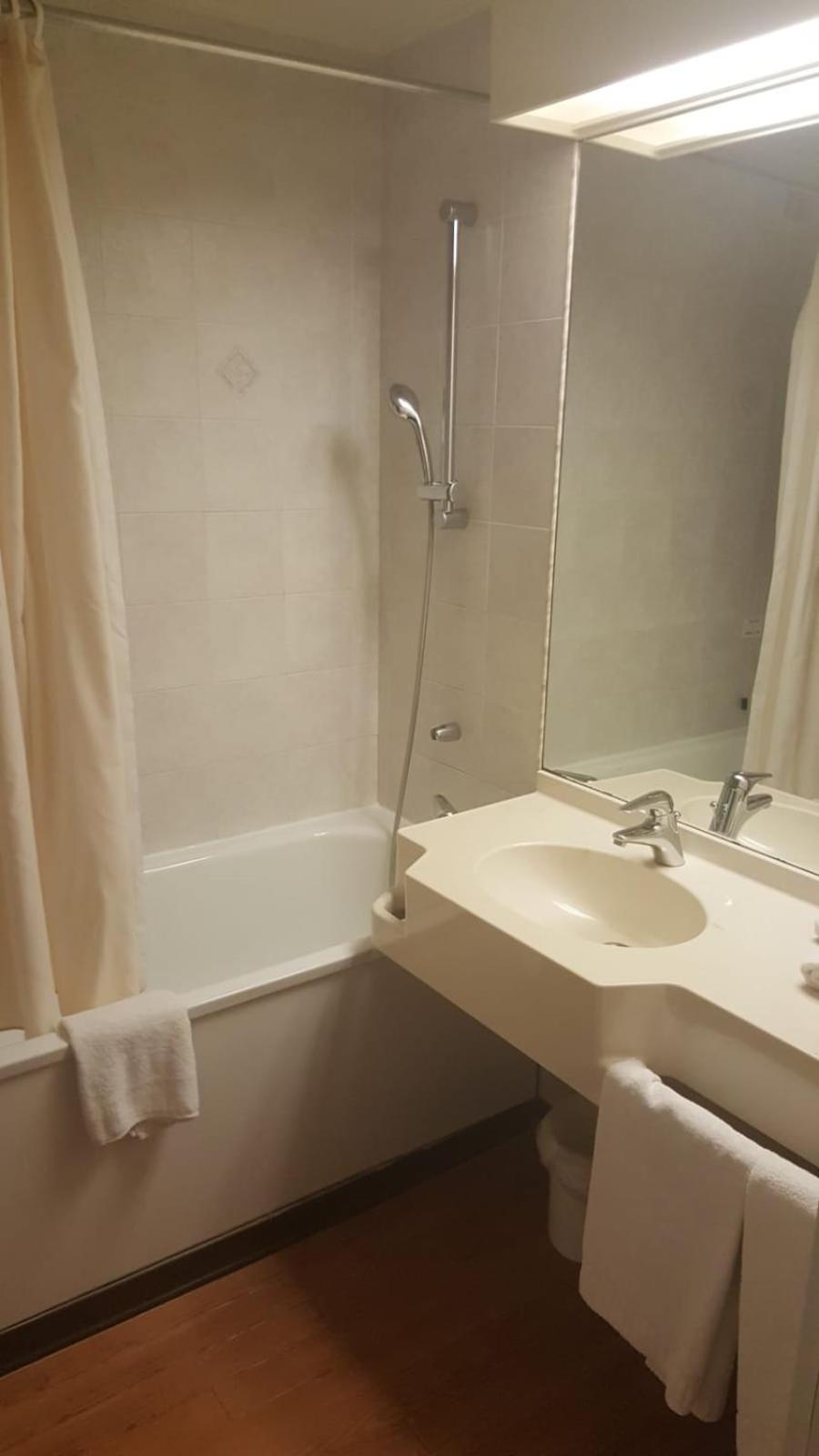 Standard Twin Room - Photo 5