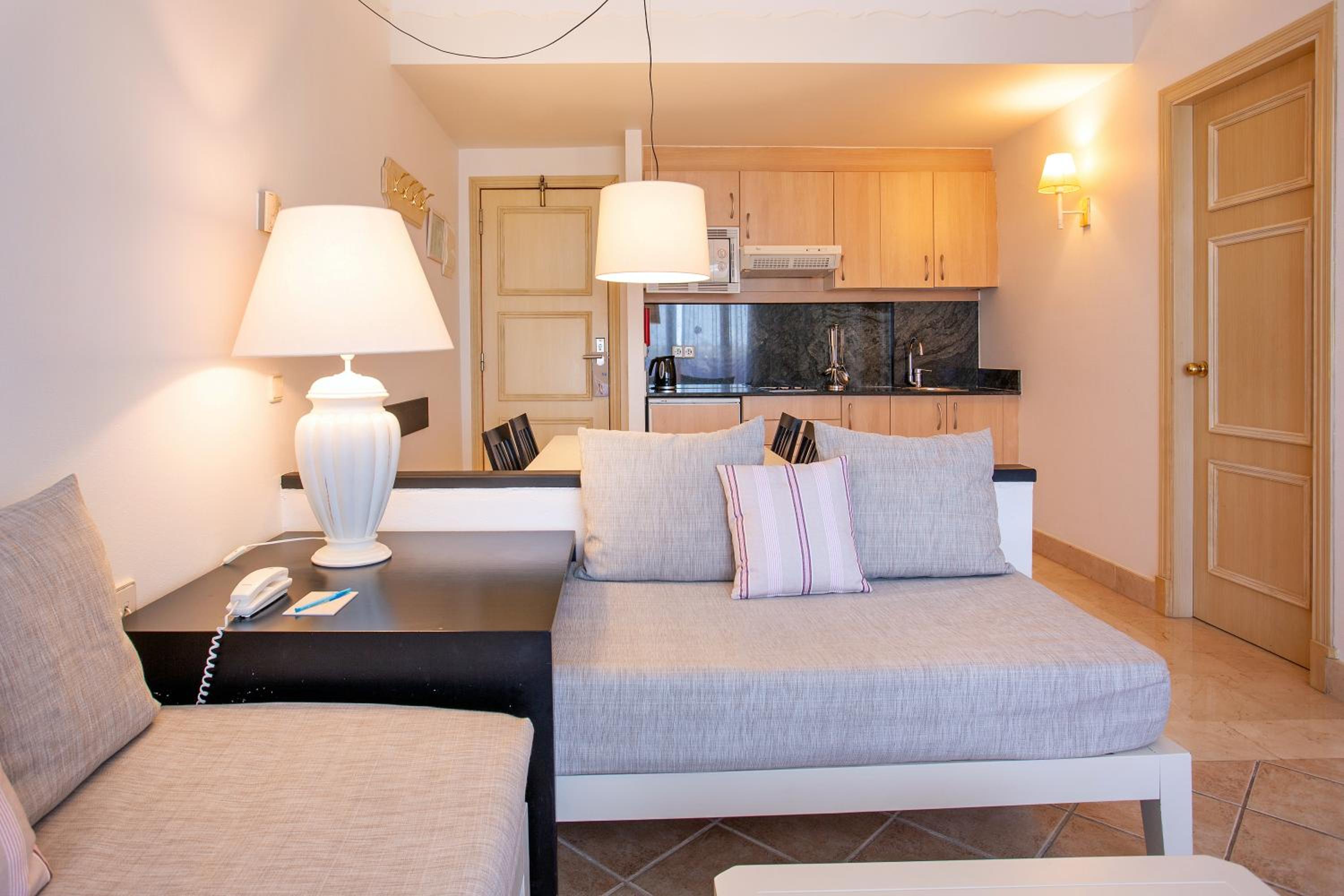 Suite de una habitación (2 adultos + 1 niño) Suite de una habitación (2 adultos + 1 niño)