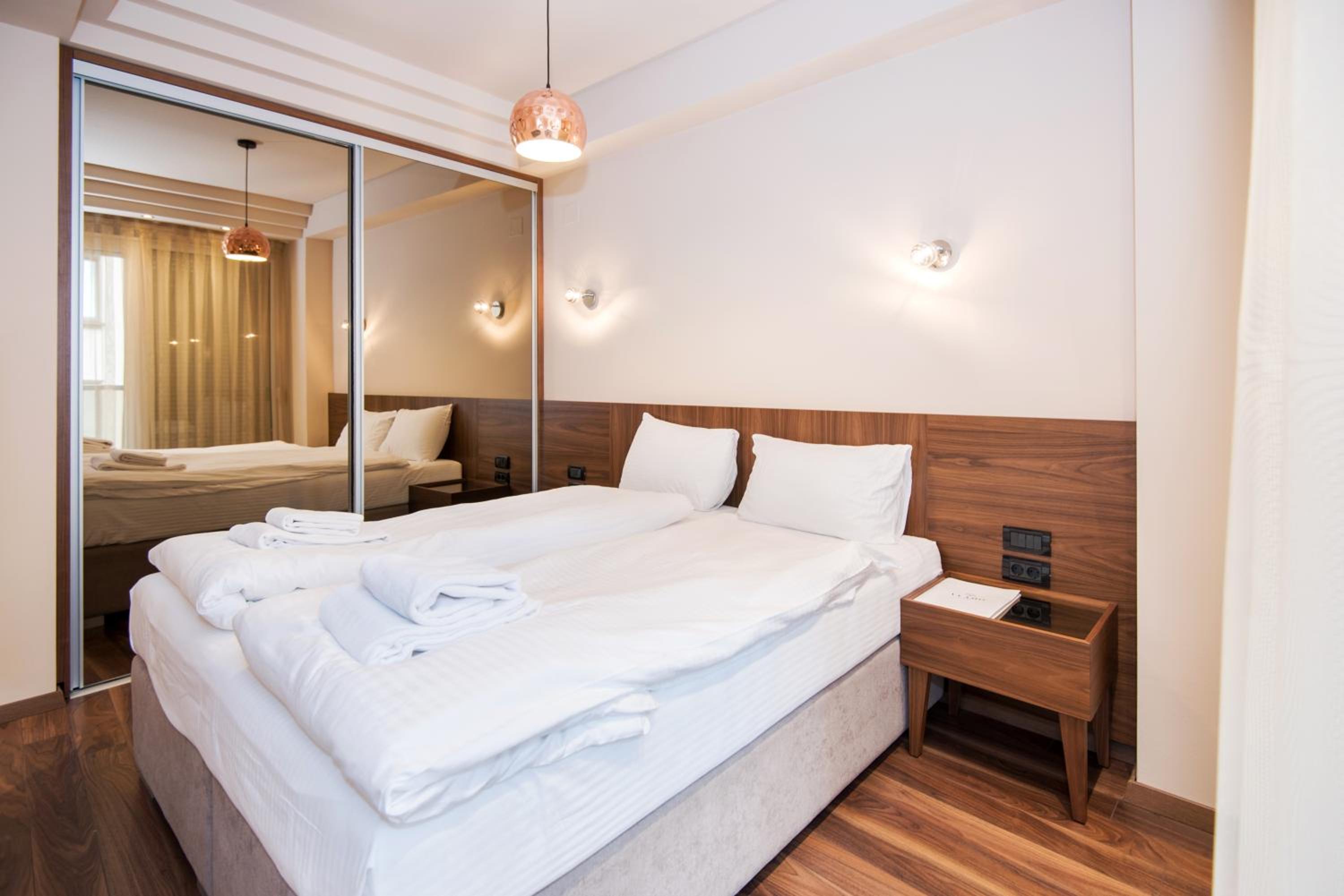 Premier One-Bedroom Apartment - Photo 3