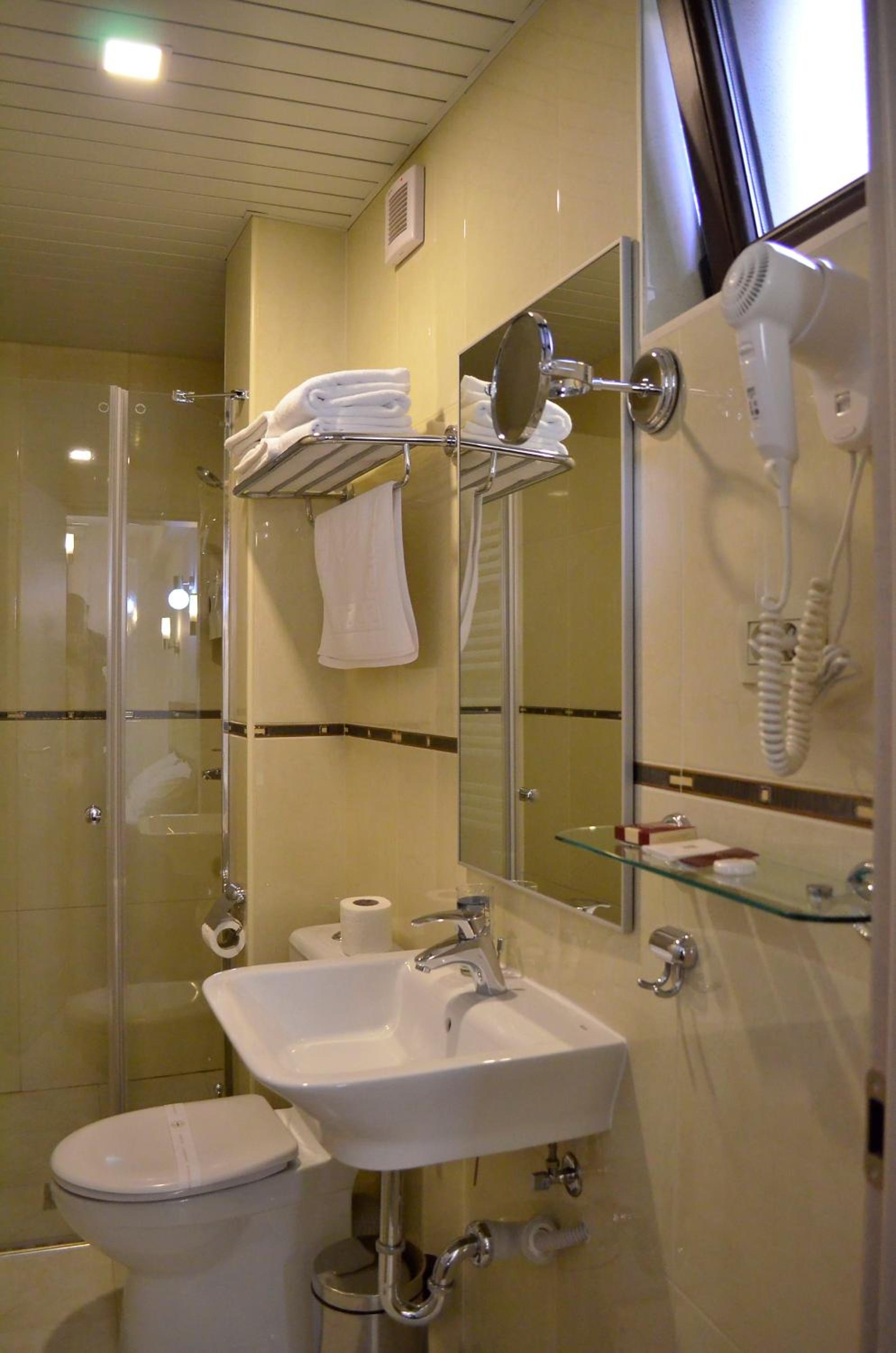 Deluxe Double or Twin Room - Photo 4