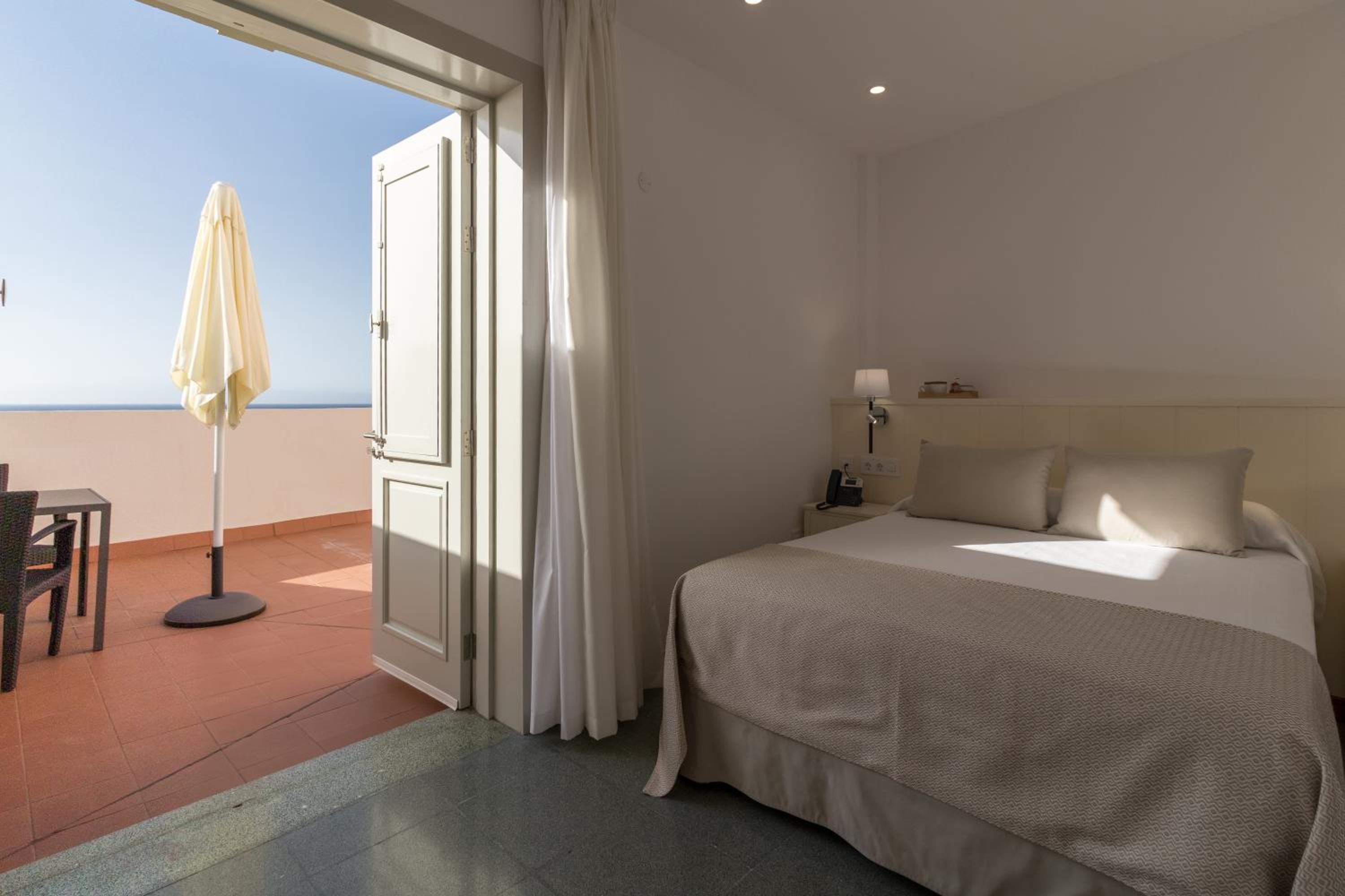 Deluxe Double Room with Balcony and Sea View