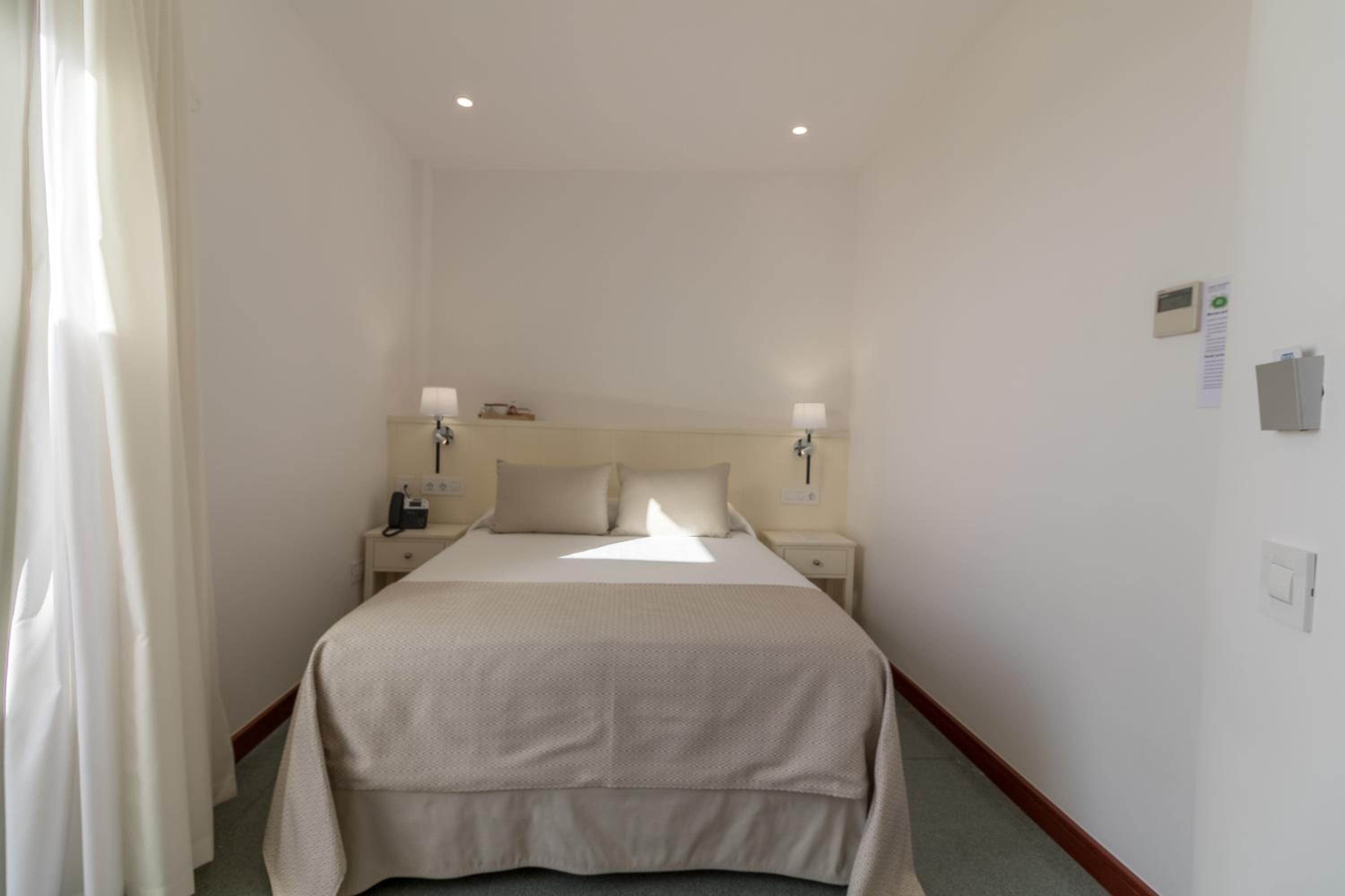 Deluxe Double Room with Balcony and Sea View thumbnail 6